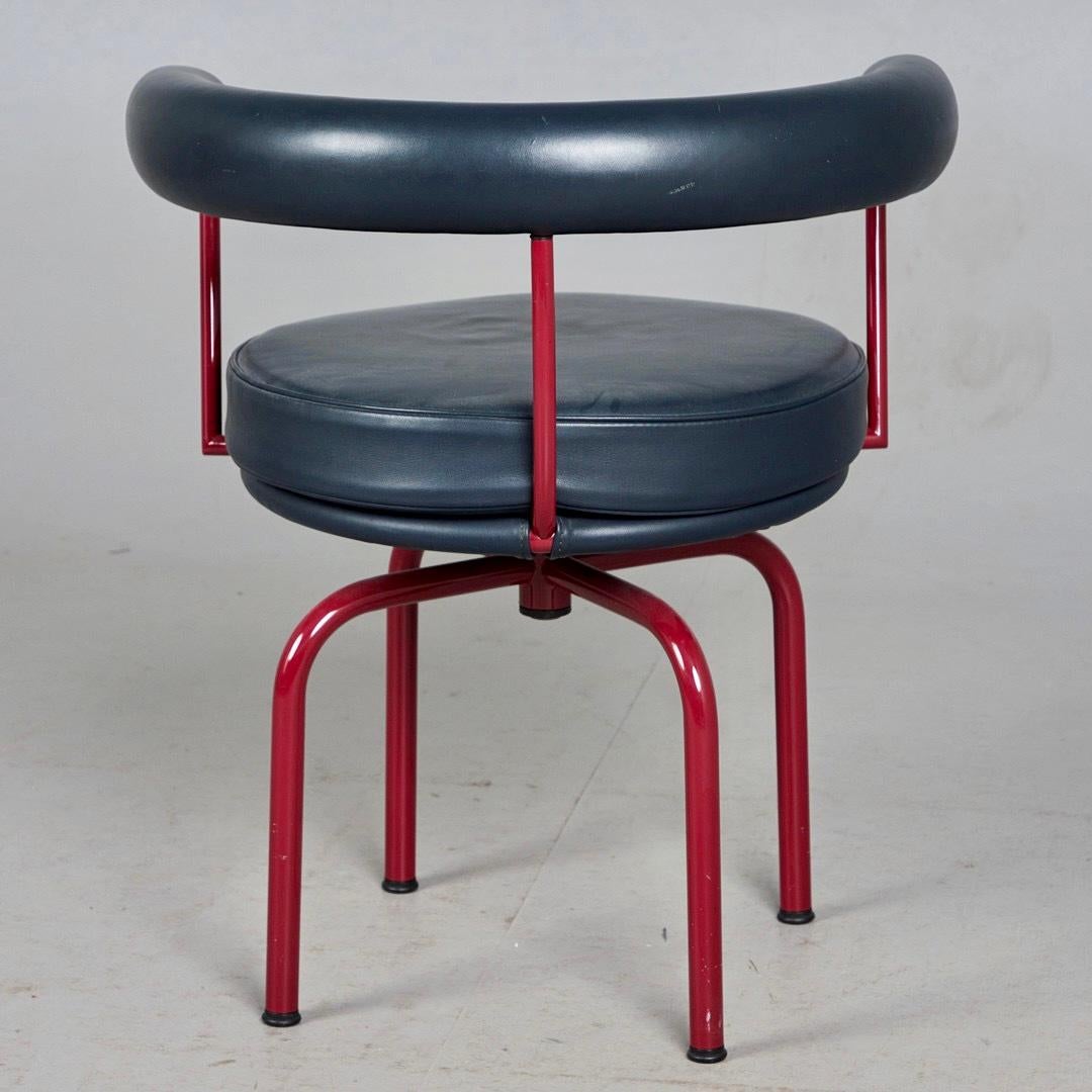 An icon with an aptitude for versatility and functionality designed in 1927 by Charlotte Perriand for her Paris atelier in Place Saint-Sulpice. 

The design was first exhibited at the Salon des Artistes Décorateurs in 1928 and then at the Salon