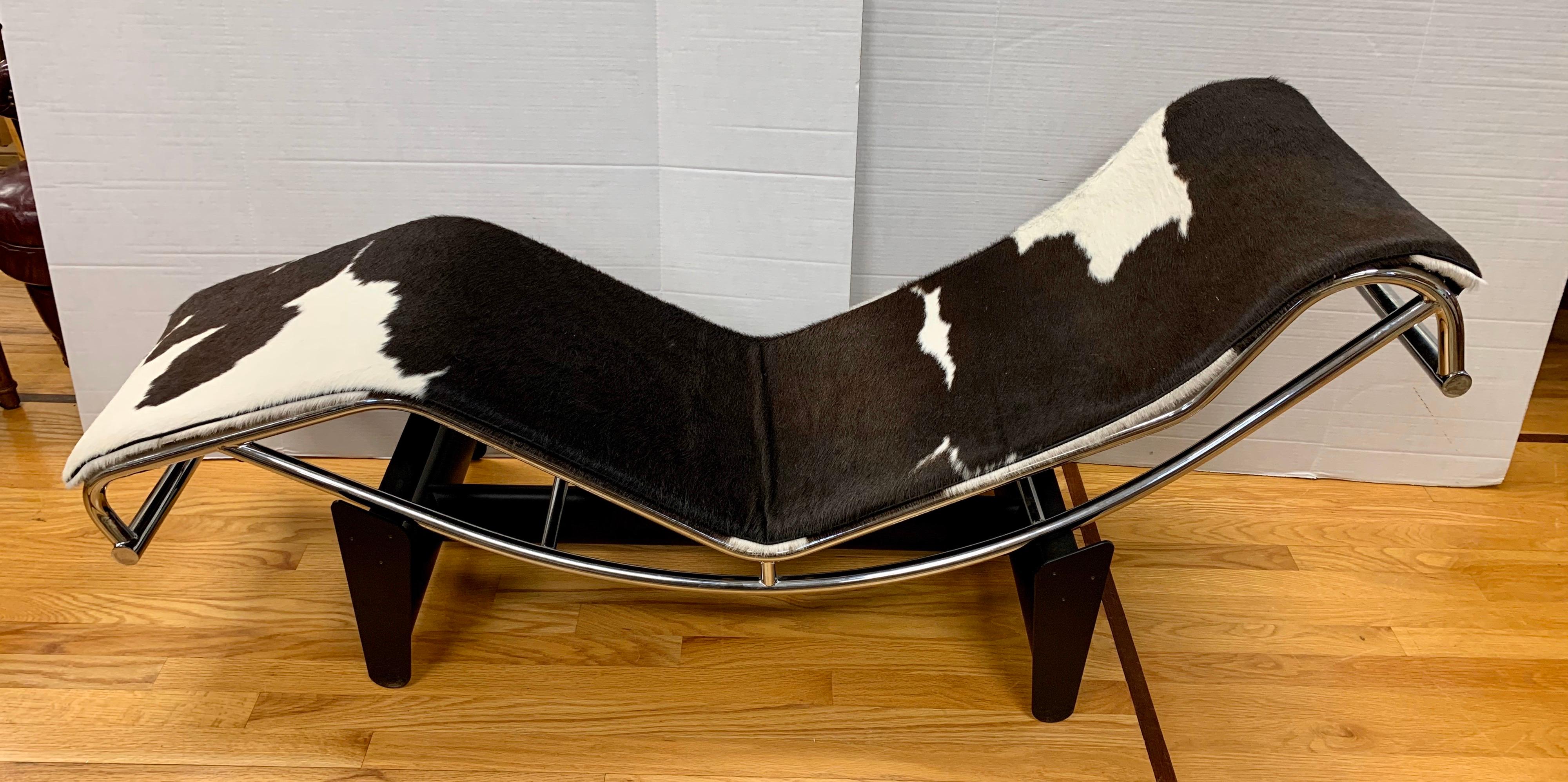 Mid-Century Modern Iconic Le Corbusier Style LC4 Brown and White Cowhide Lounge Chaise