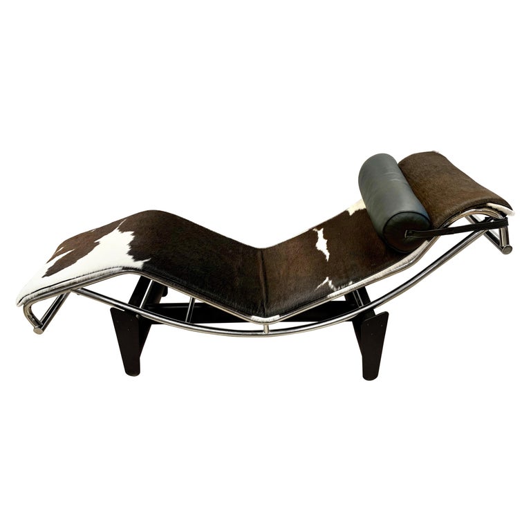 Iconic Le Corbusier Style LC4 Brown and White Cowhide Lounge Chaise at  1stDibs | real cow hide rug, real cowhide rugs