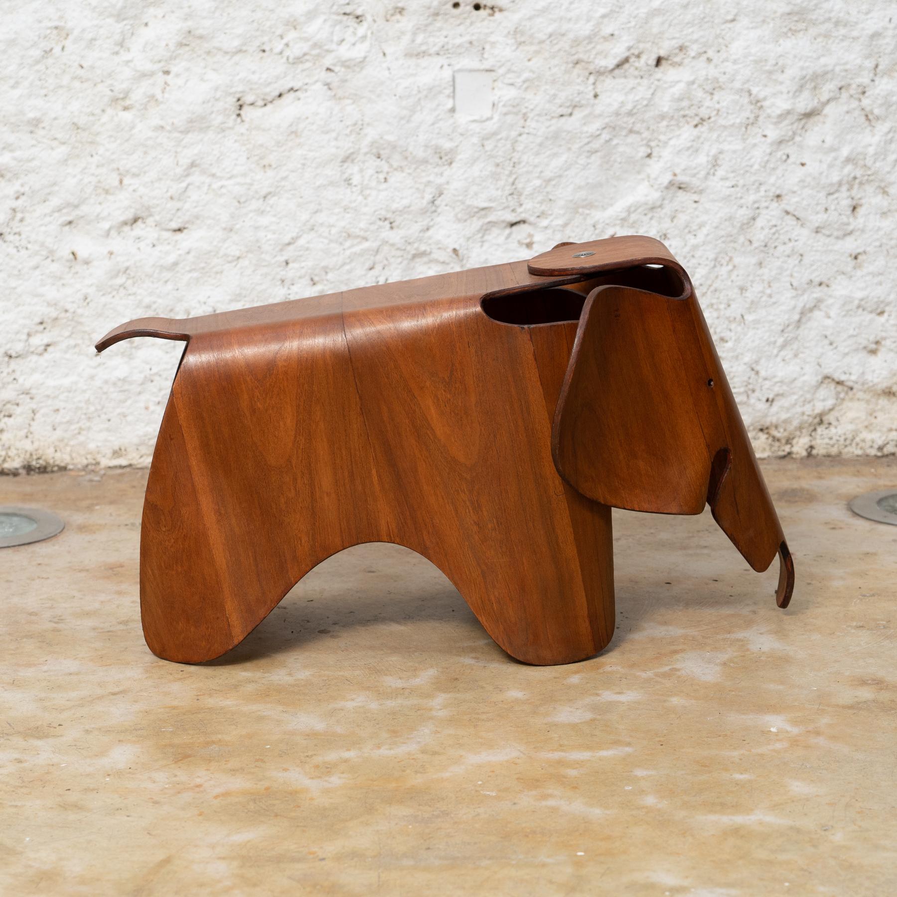 Ikonisches Erbe: Eames Wood Elephant Stool für Vitra, um 2000 im Angebot 2