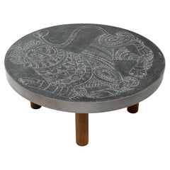 Mesa León Icónica, tapa de metal repujado, Roger Capron, Vallauris 1969
