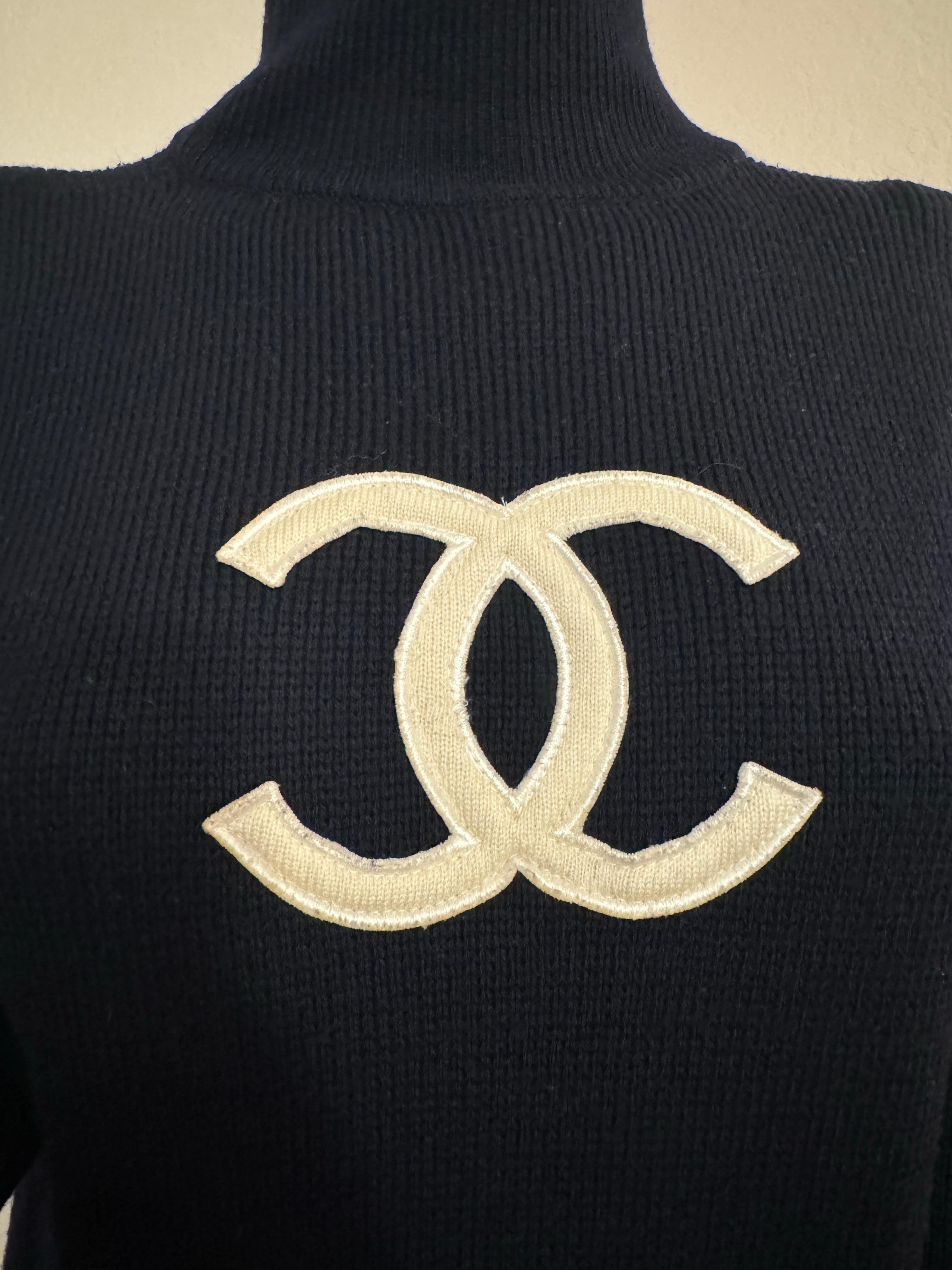 Iconic logo sweater dress in overall very good condition with minor snags on the exterior. Fits size 38/40

Shoulder width approx. 54cm, body width approx. 48cm, sleeve length approx. 52cm, length approx. 90cm