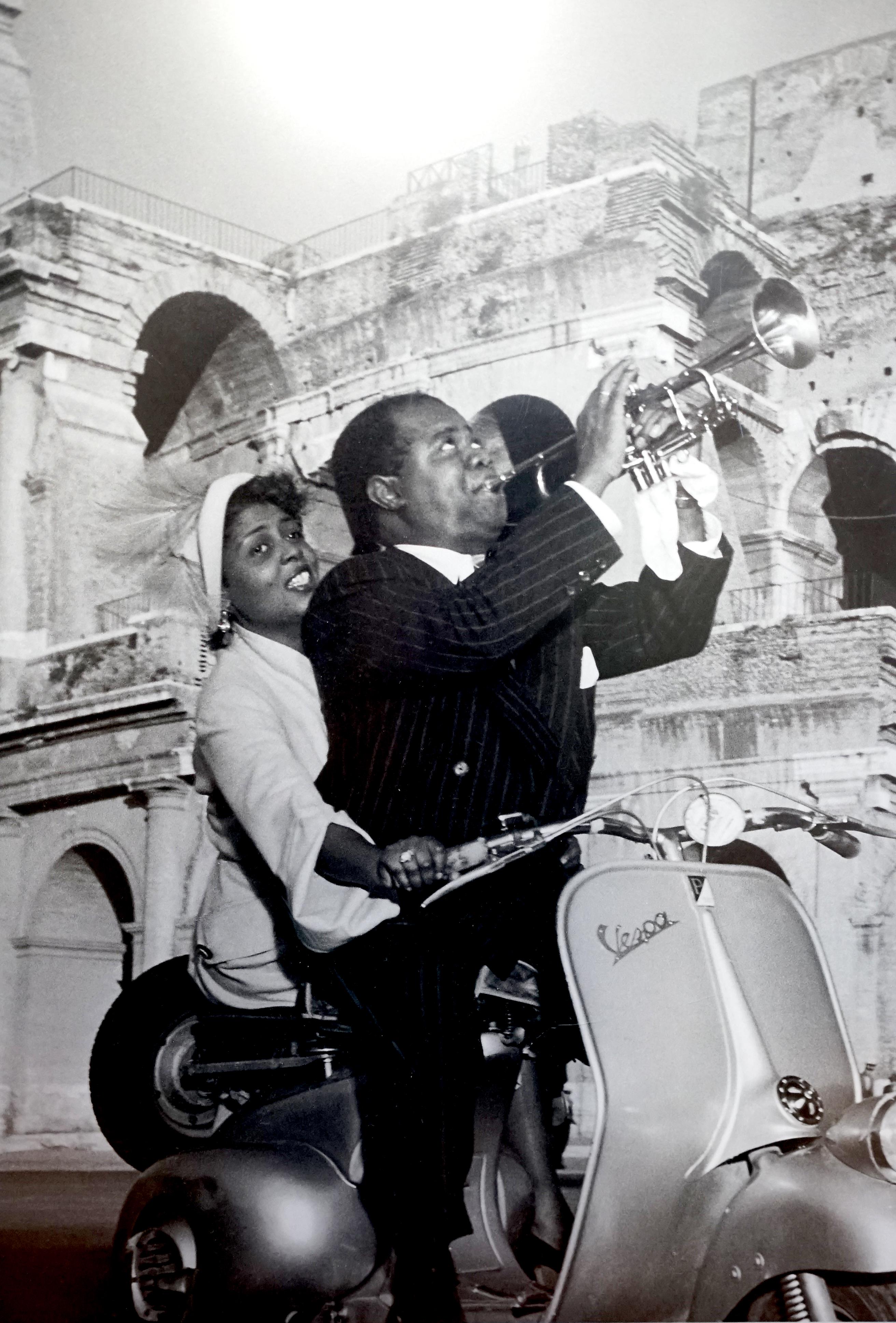 Der ikonische Louis Armstrong reitet am römischen Kolosseum vorbei im Zustand „Gut“ im Angebot in Lomita, CA