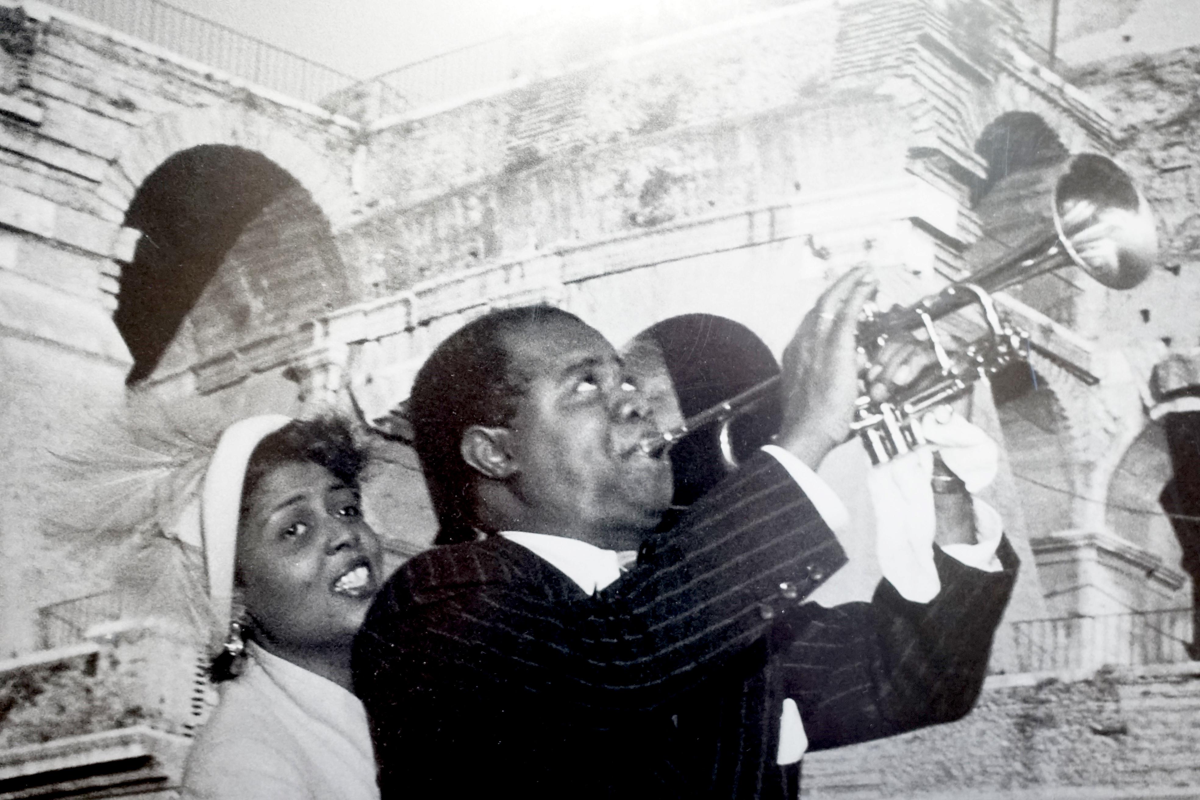 Der ikonische Louis Armstrong reitet am römischen Kolosseum vorbei (20. Jahrhundert) im Angebot