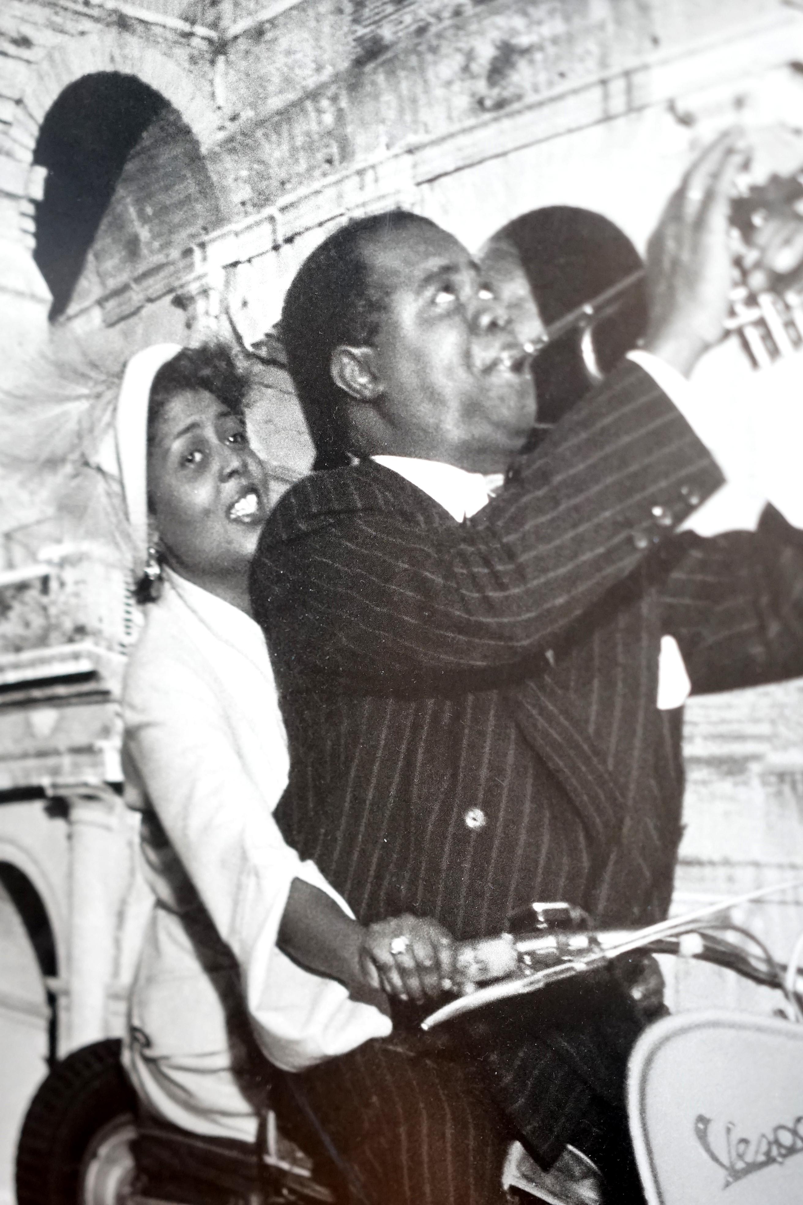 Der ikonische Louis Armstrong reitet am römischen Kolosseum vorbei (Papier) im Angebot
