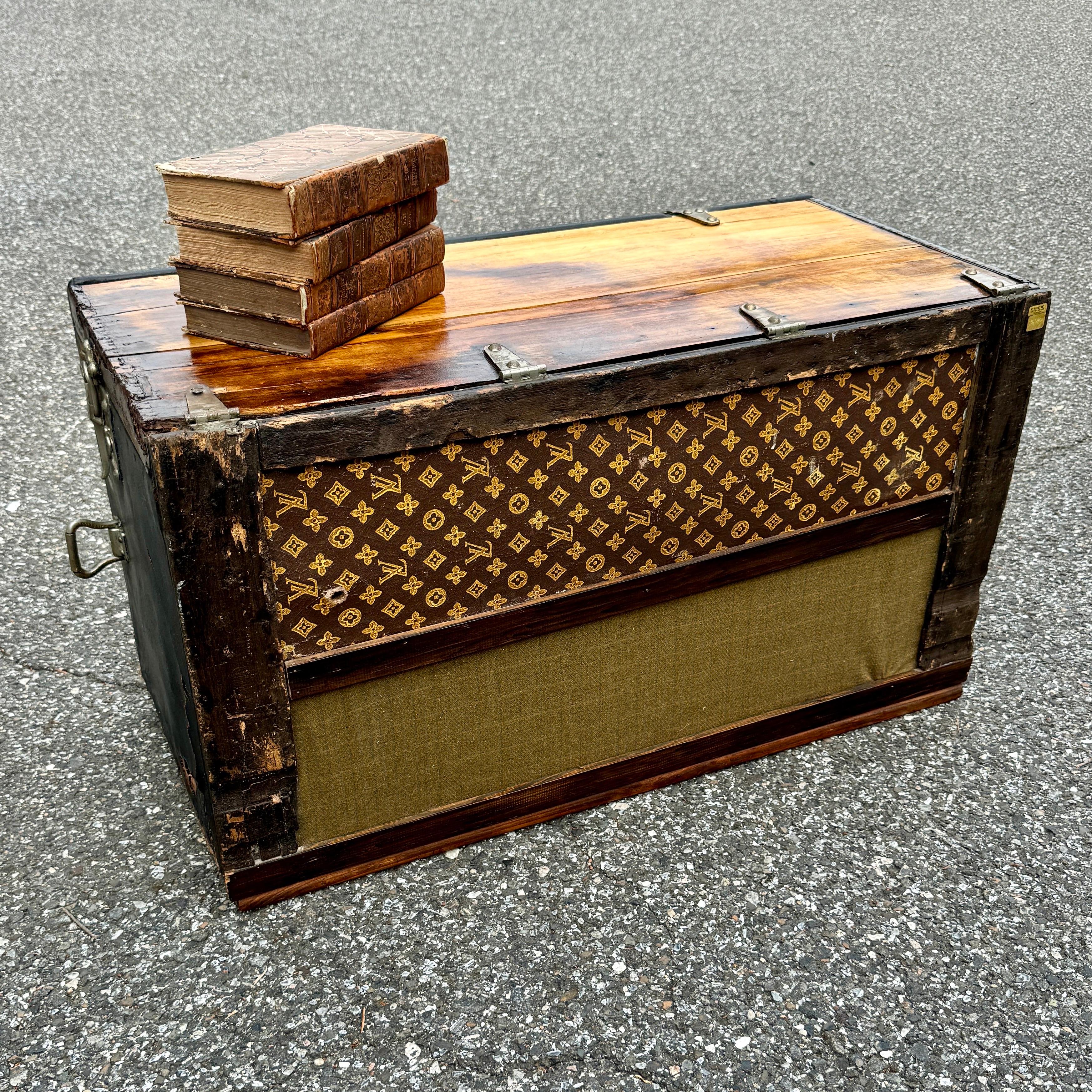 Questo baule, emblema dell'eleganza, è uno dei modelli più iconici e classici di Louis Vuitton. Originariamente realizzato appositamente per le automobili a metà del XIX secolo, abbelliva la parte posteriore delle vetture con la sua inconfondibile
