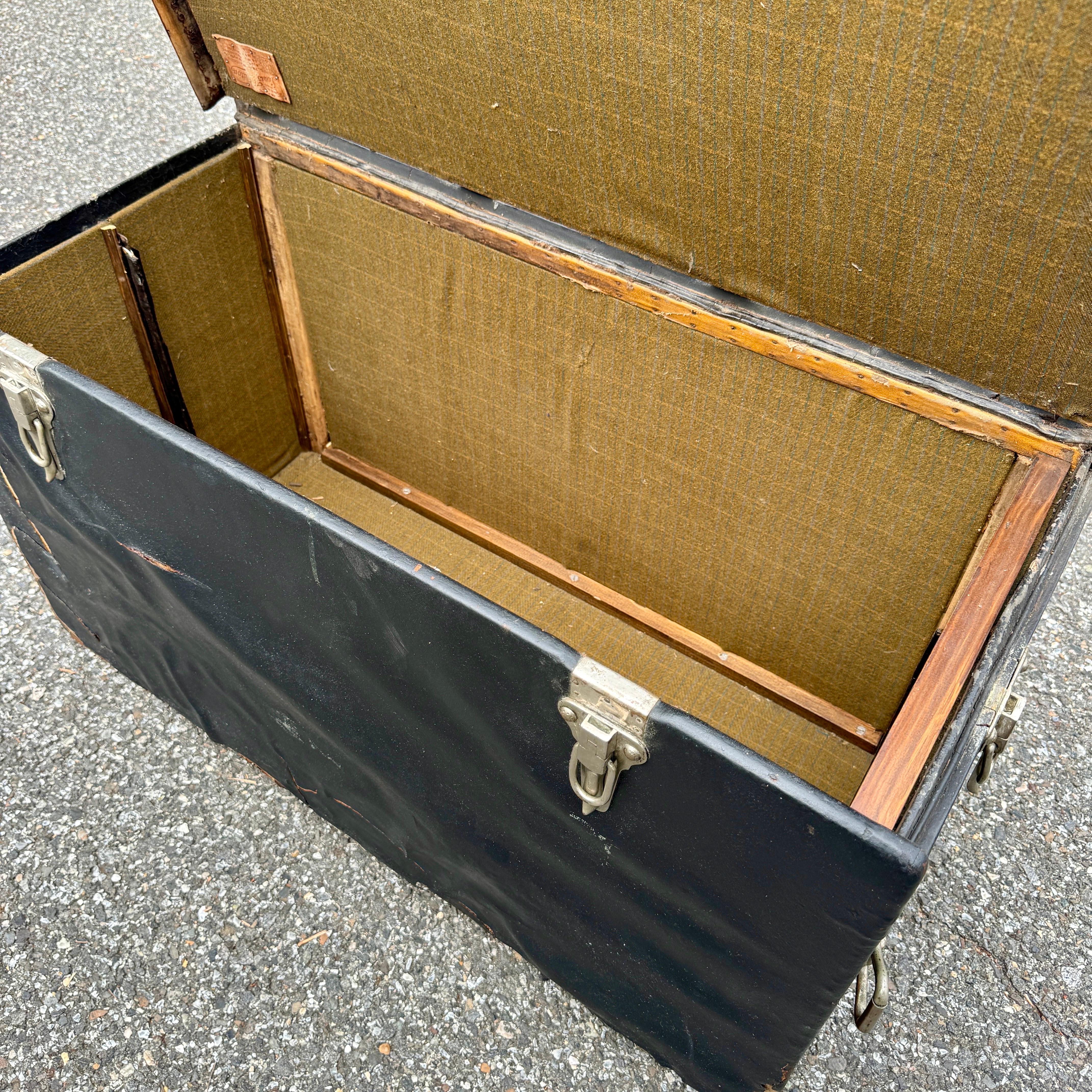 Iconico baule Monogram di Louis Vuitton, anni 1910-1920 circa In condizioni discrete in vendita a Haddonfield, NJ