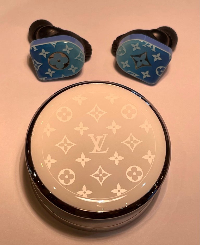 Fabulous pair of iconic Louis Vuitton Monogram Circa 2021 Horizon Wireless Earphones in a vibrant blue gradient color, provide modern design in a fashion-friendly form, to match men's and women's clothing alike. Possessing a range of advanced