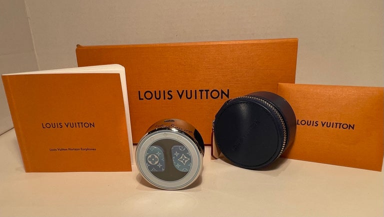 Gray Iconic Louis Vuitton Monogram Wireless Earphones in Vibrant Blue Gradient For Sale