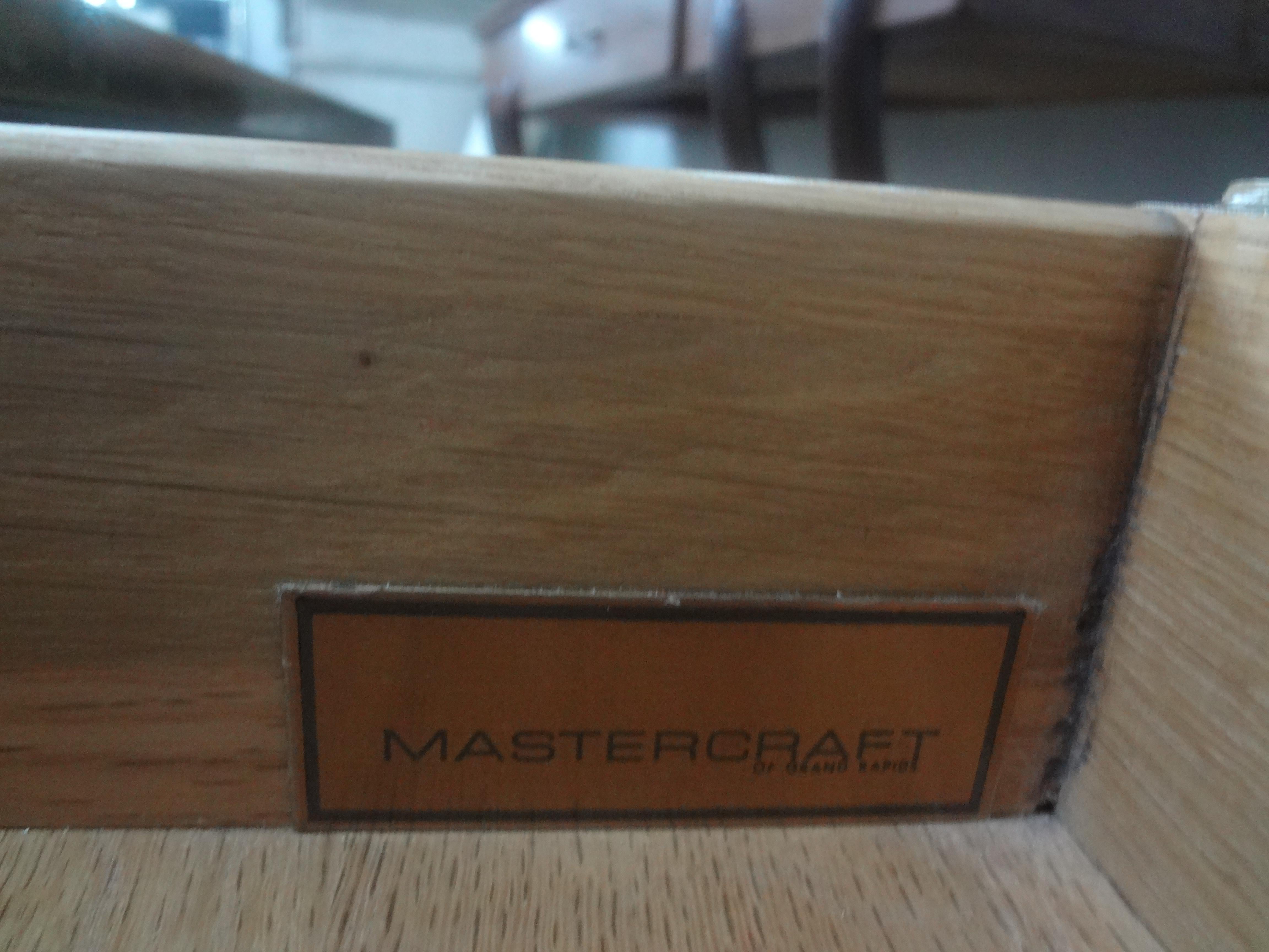 Bureau en laiton Icone Mastercraft avec plateau en cuir en vente 6