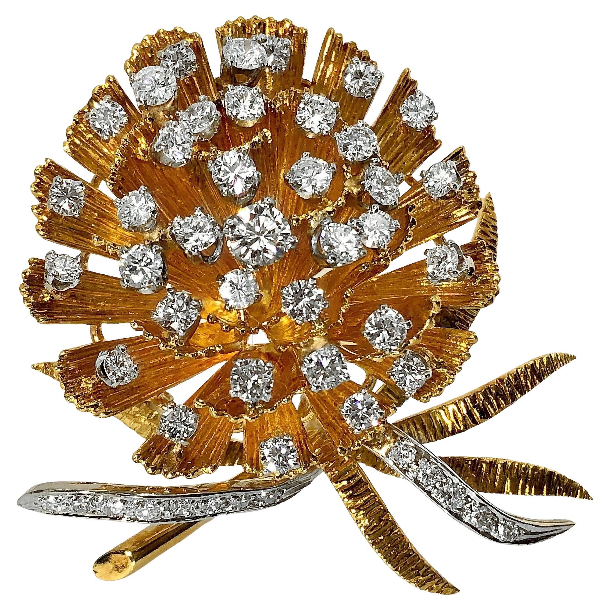 Ikonische Blumenbrosche aus 18 Karat Gelbgold mit Diamanten aus der Mitte des 20. Jahrhunderts