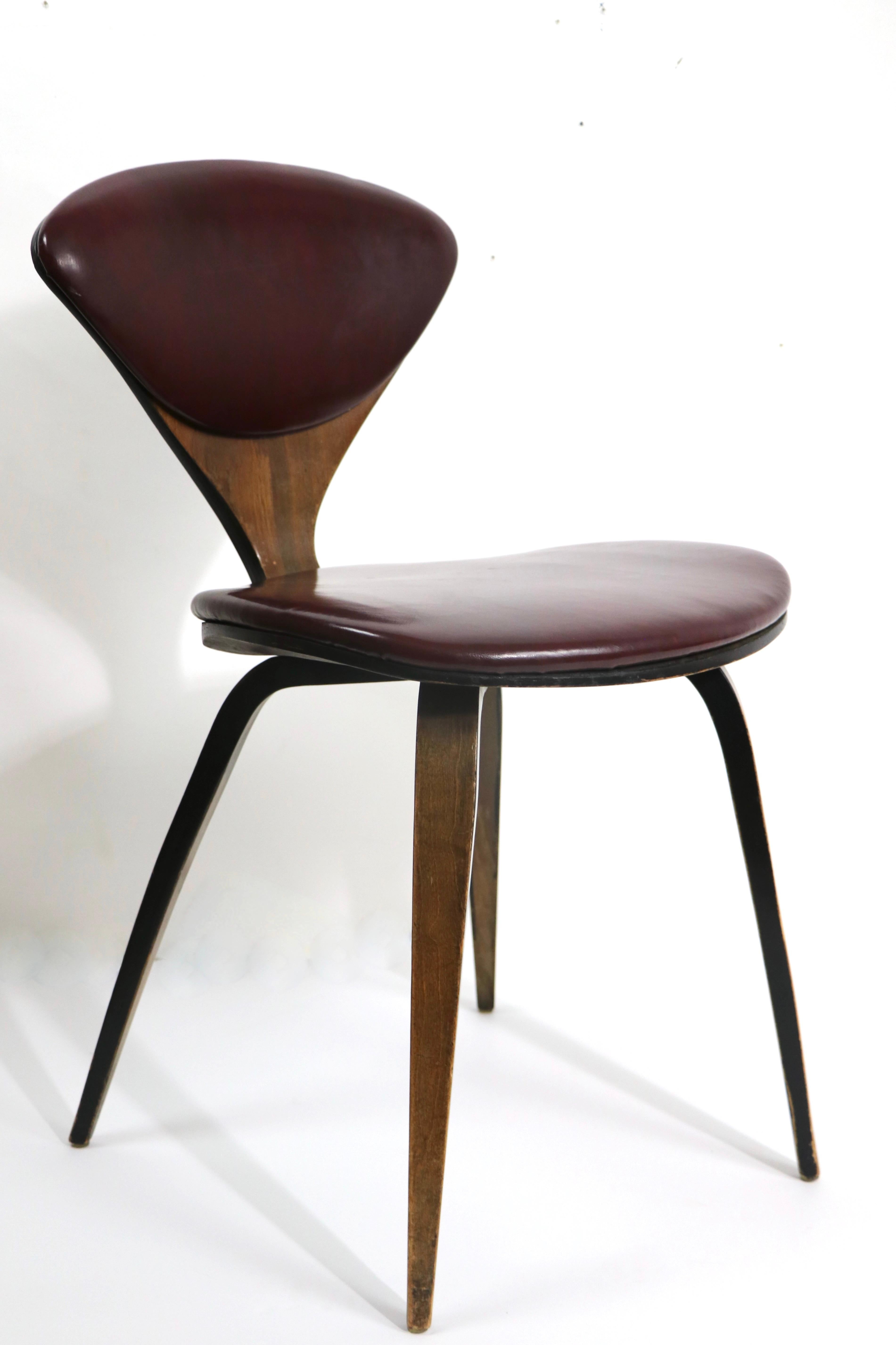 Ikonischer Stuhl aus gebogenem Sperrholz aus der Mitte des Jahrhunderts, entworfen von Norman Cherner für Plycraft, mit originalem Label von Plycraft, datiert 1964. Dieses Exemplar ist in sehr gutem, originalem Zustand und zeigt nur leichte