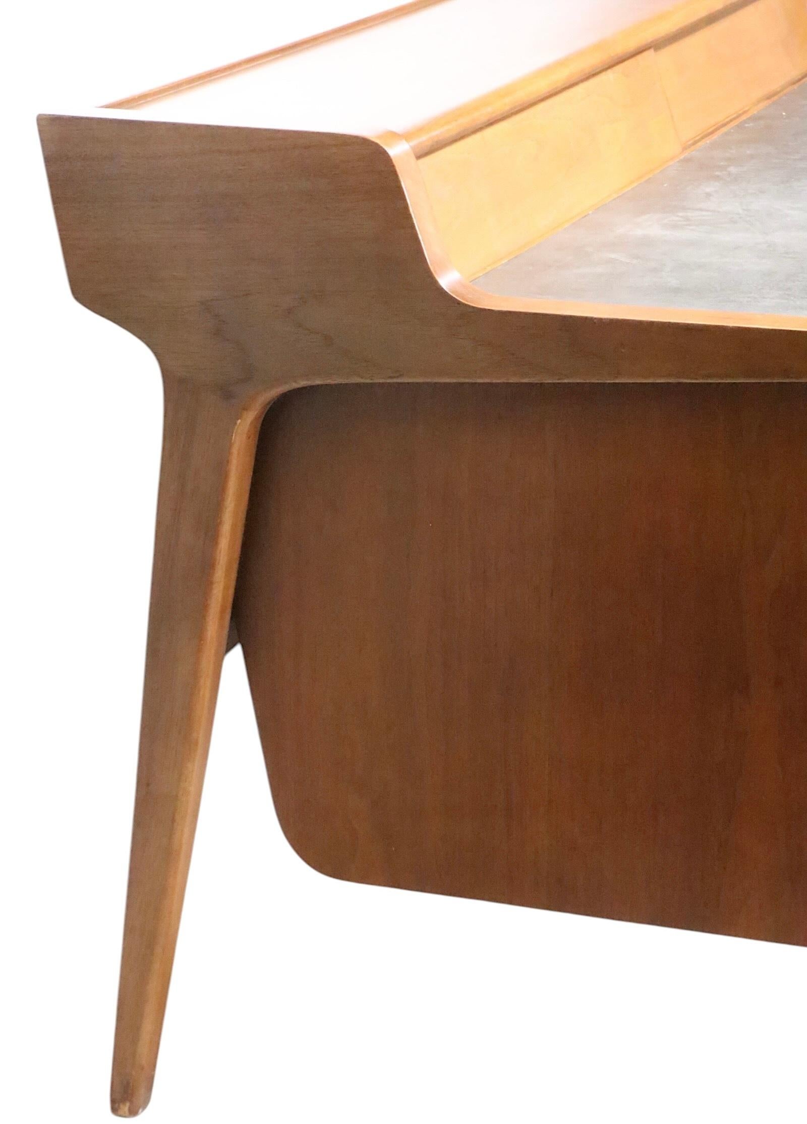 Cuir Bureau emblématique du milieu du siècle dernier de John Van Koert pour Drexel, années 1960 en vente