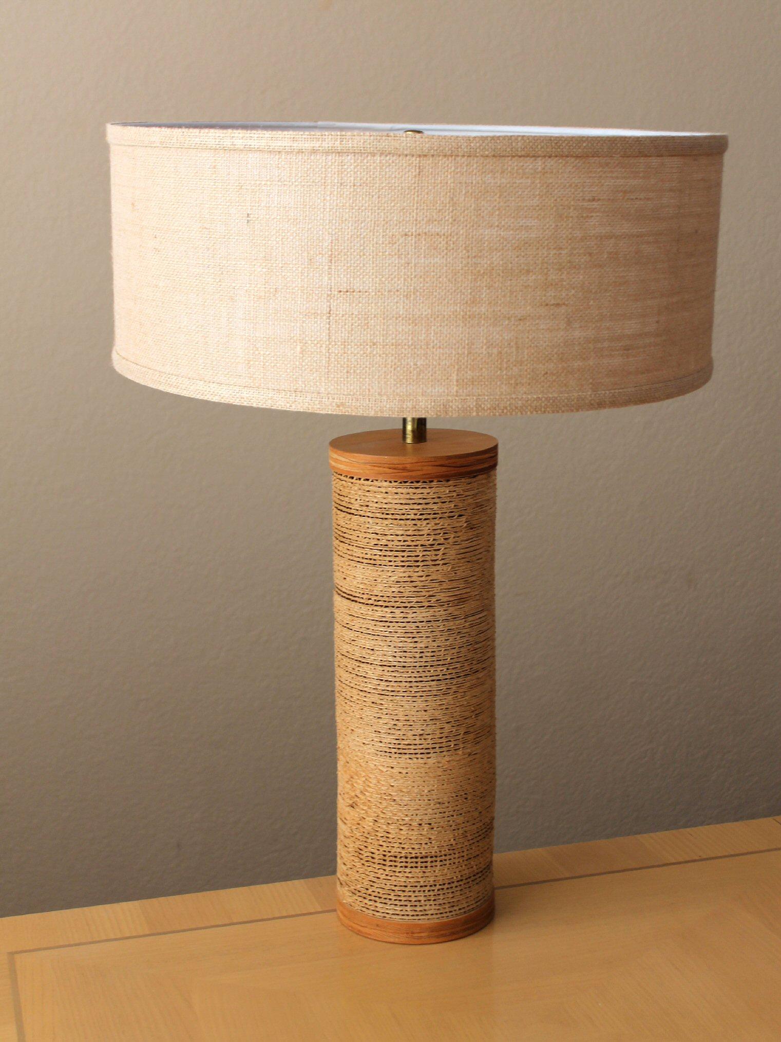Mid-Century Modern Lampe de table emblématique Gregory Van Pelt Cardboard, moderne du milieu du siècle dernier Design/One en vente