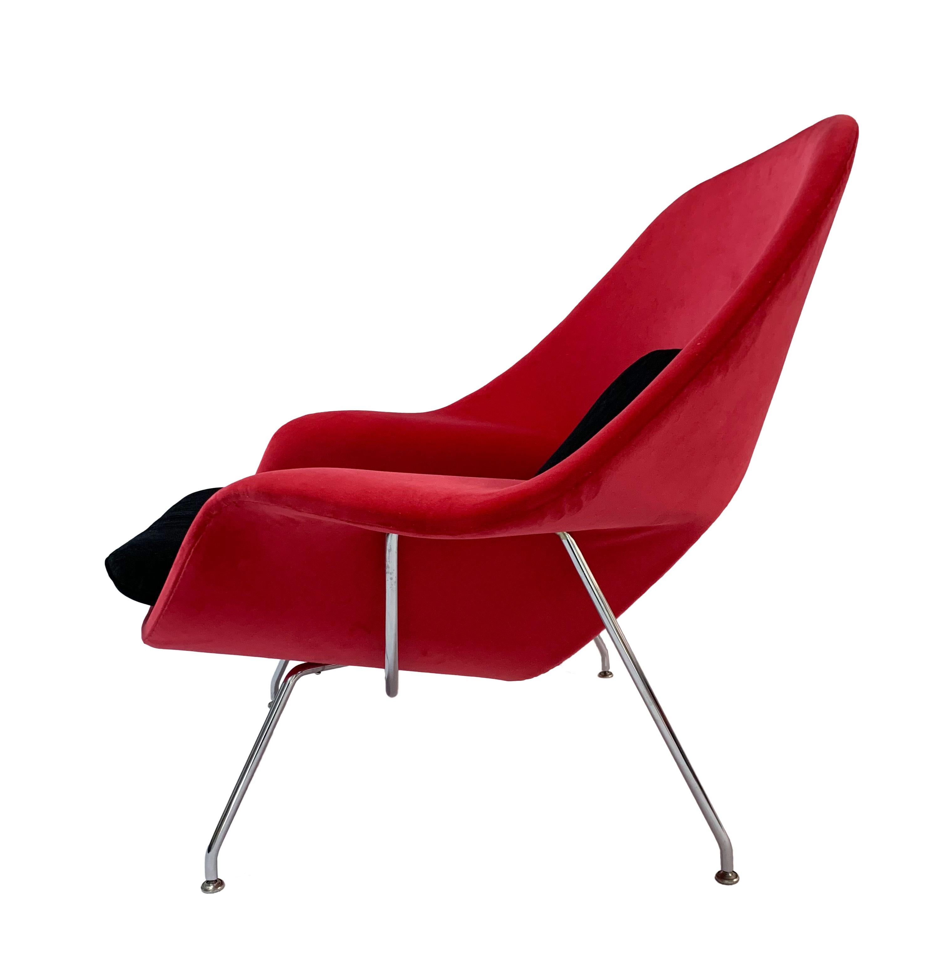 20th Century Iconic Mid-Century Modern Knoll Womb Chair and Ottoman For Sale