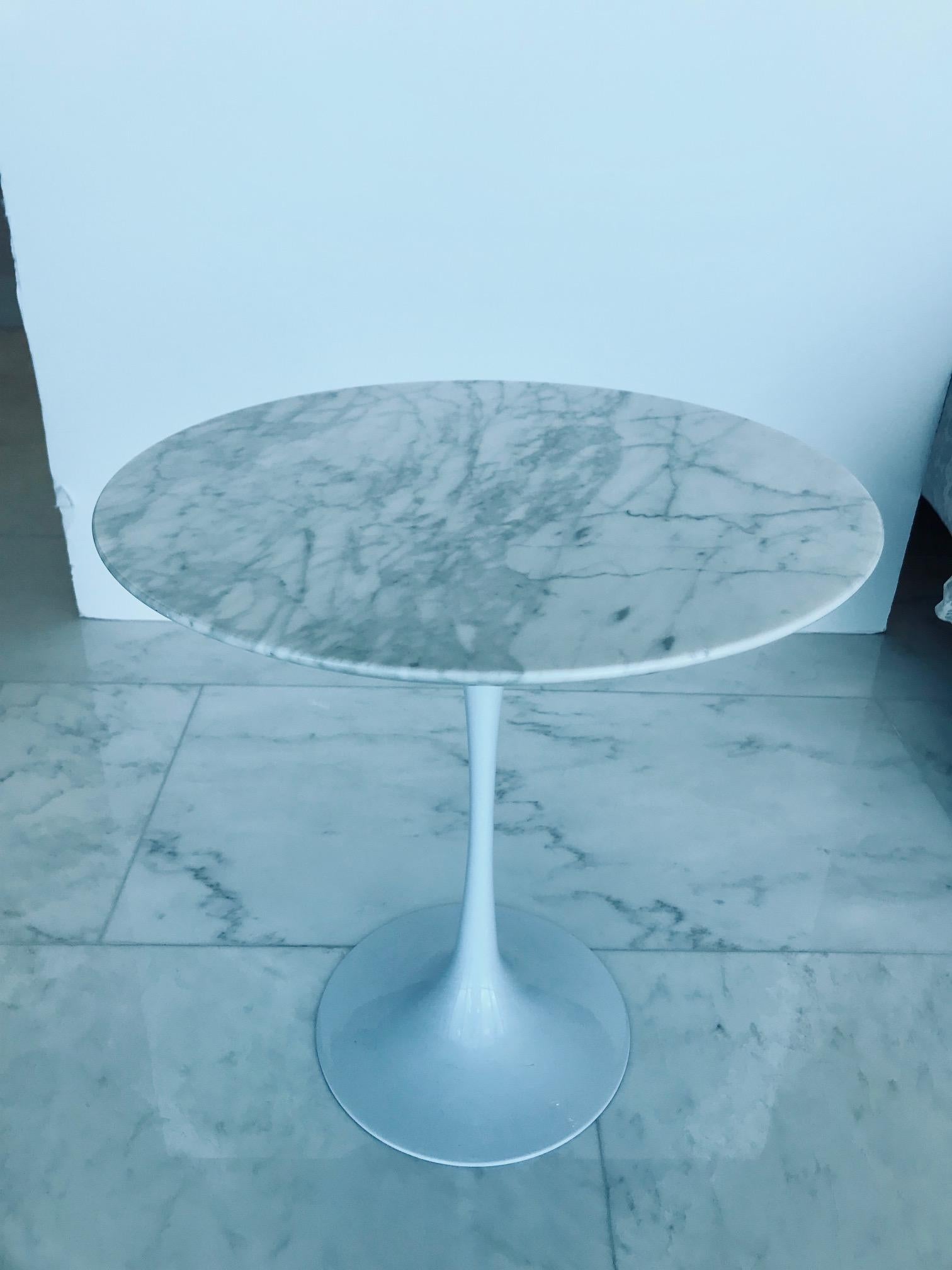 Iconic Mid-Century Modern Tulip Side Table in Carrara Marble 3