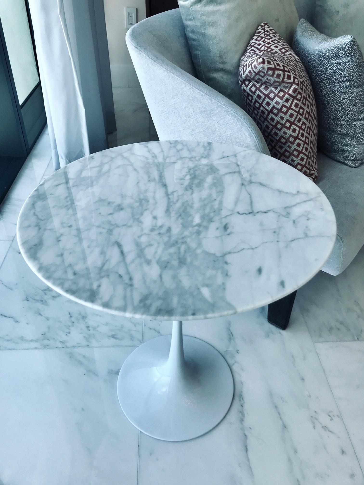 Enameled Iconic Mid-Century Modern Tulip Side Table in Carrara Marble