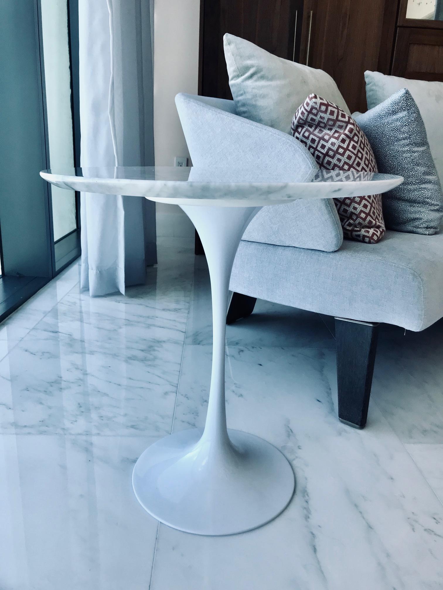 Iconic Mid-Century Modern Tulip Side Table in Carrara Marble In Excellent Condition In Fort Lauderdale, FL