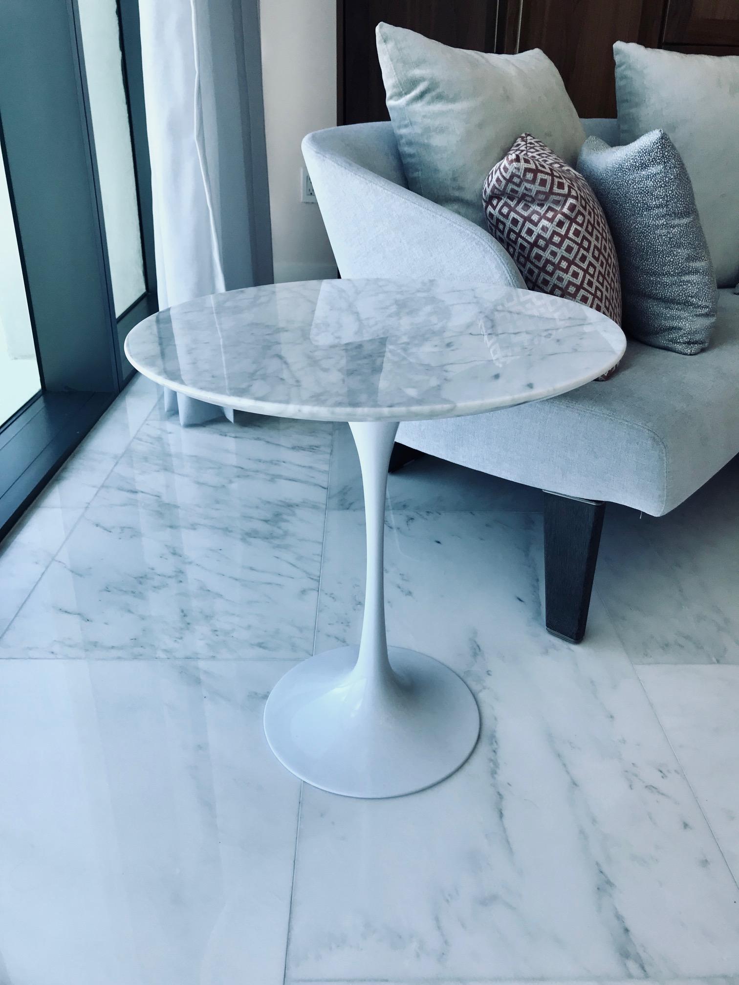 Contemporary Iconic Mid-Century Modern Tulip Side Table in Carrara Marble