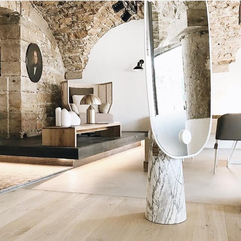 Iconic is a mirror that stands as a statue. The wood pedestal contrasts with the thickness of the mirror it supports. The metal cylinder sealed to the base makes the structure literally cross the mirror.

Dimensions, volume and weight
Height 72.8