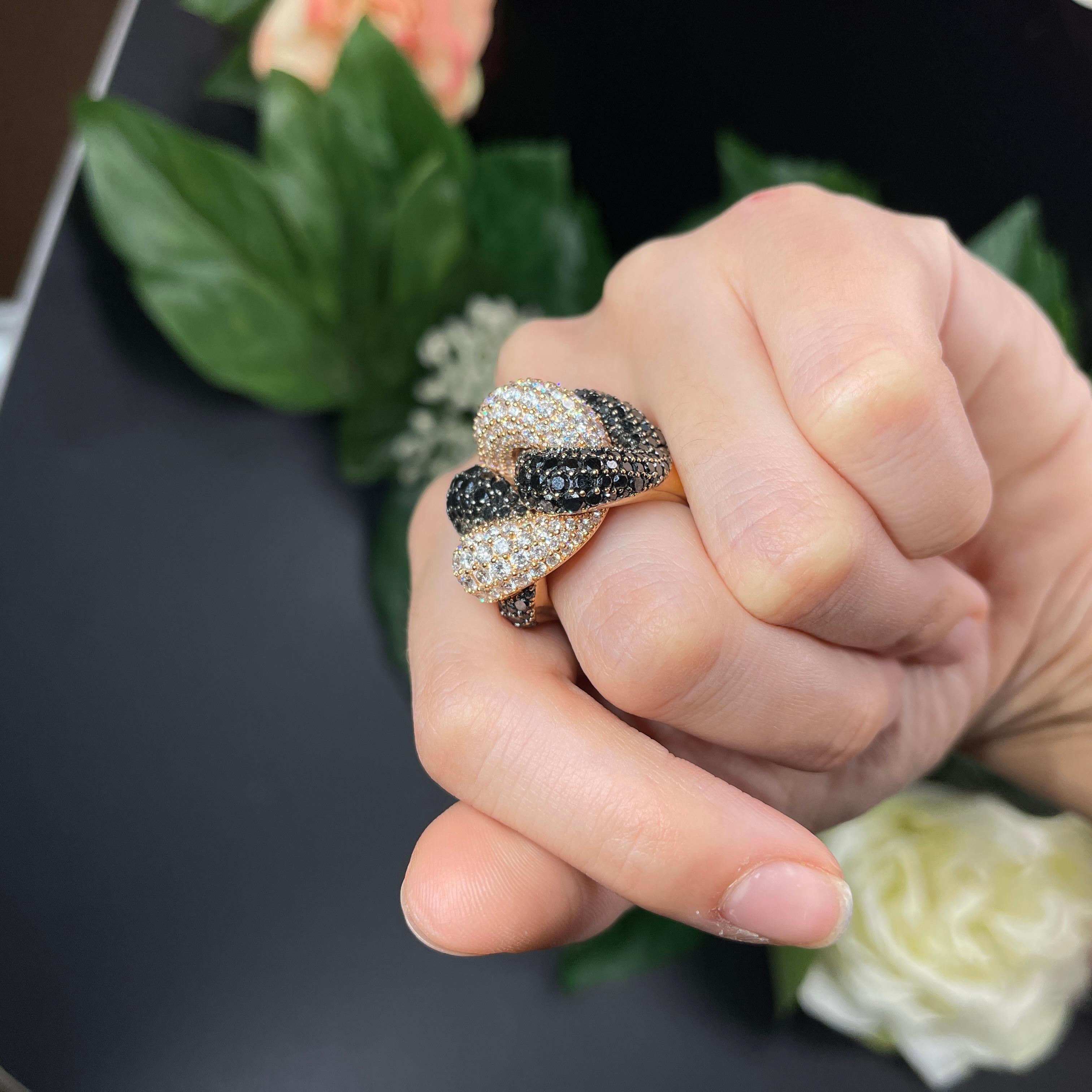 Iconico anello moderno in oro rosa con groumette e diamanti bianchi e neri da 7,87 carati in vendita 5