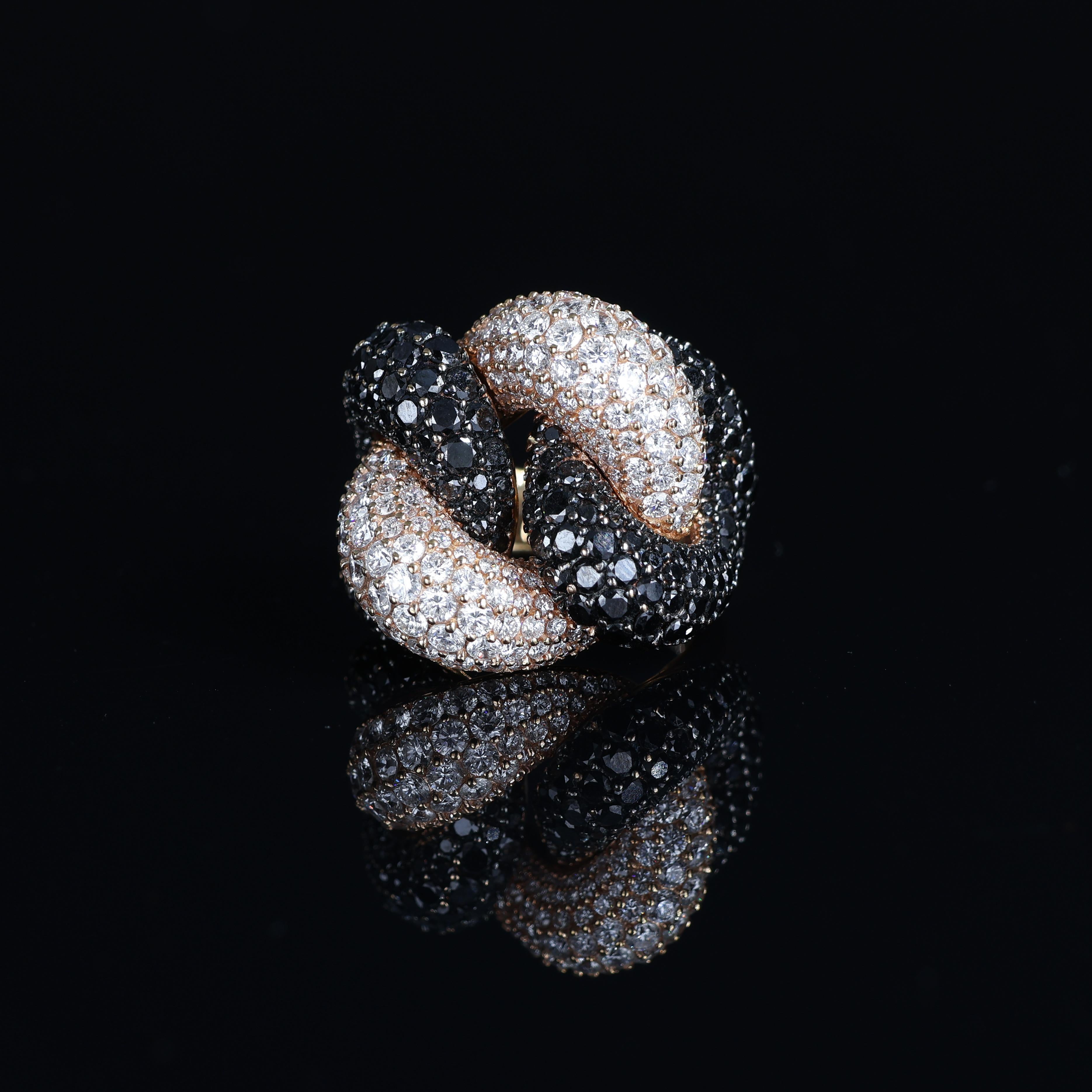 NOTA IMPORTANTE:
Non è previsto alcun costo aggiuntivo per questo ordine.
La spedizione e i dazi doganali sono completamente a nostro carico.
--------------------
Un'audace dichiarazione di lusso contemporaneo, questo anello in oro rosa 18k in stile