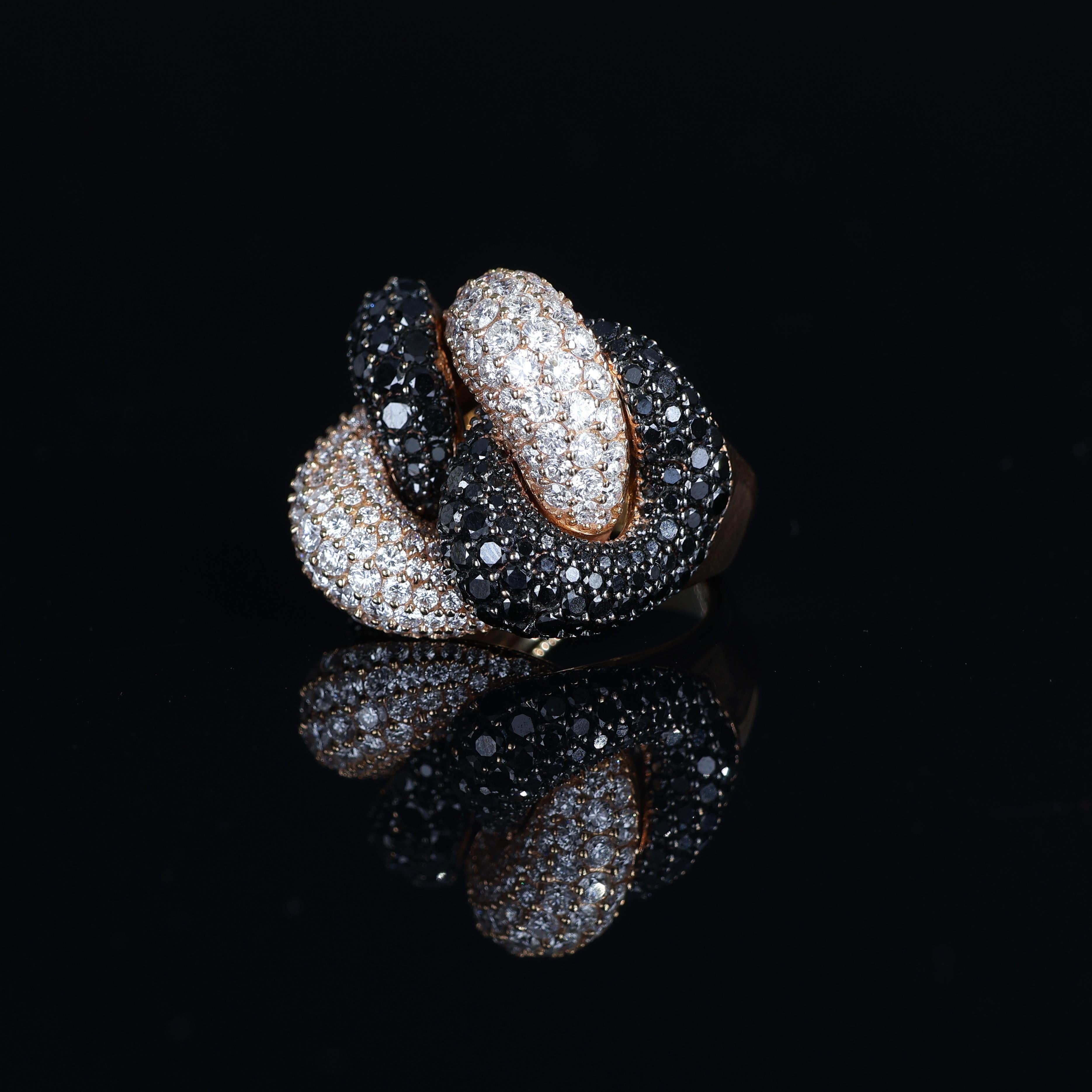 Taglio brillante Iconico anello moderno in oro rosa con groumette e diamanti bianchi e neri da 7,87 carati in vendita