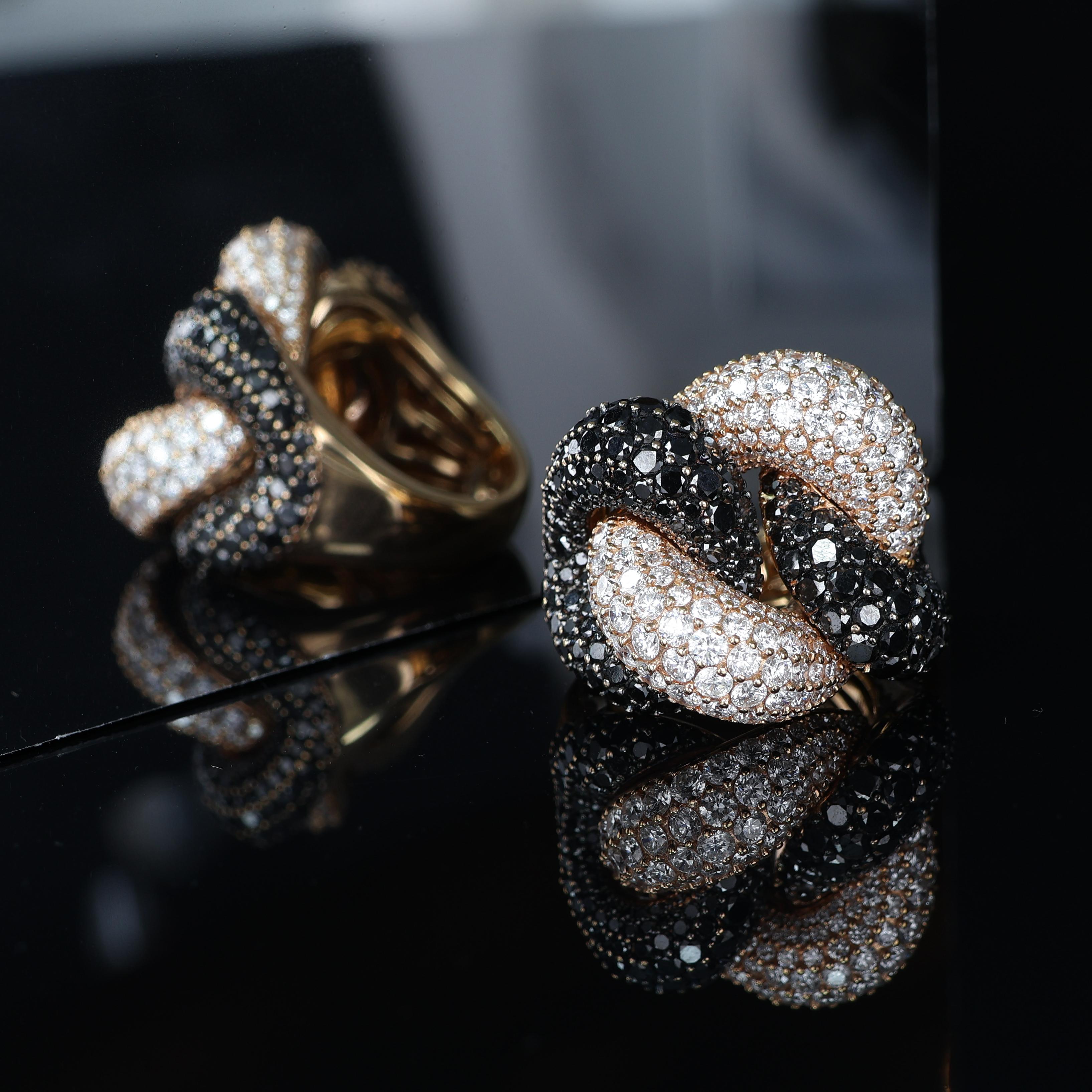 Iconico anello moderno in oro rosa con groumette e diamanti bianchi e neri da 7,87 carati in vendita 1