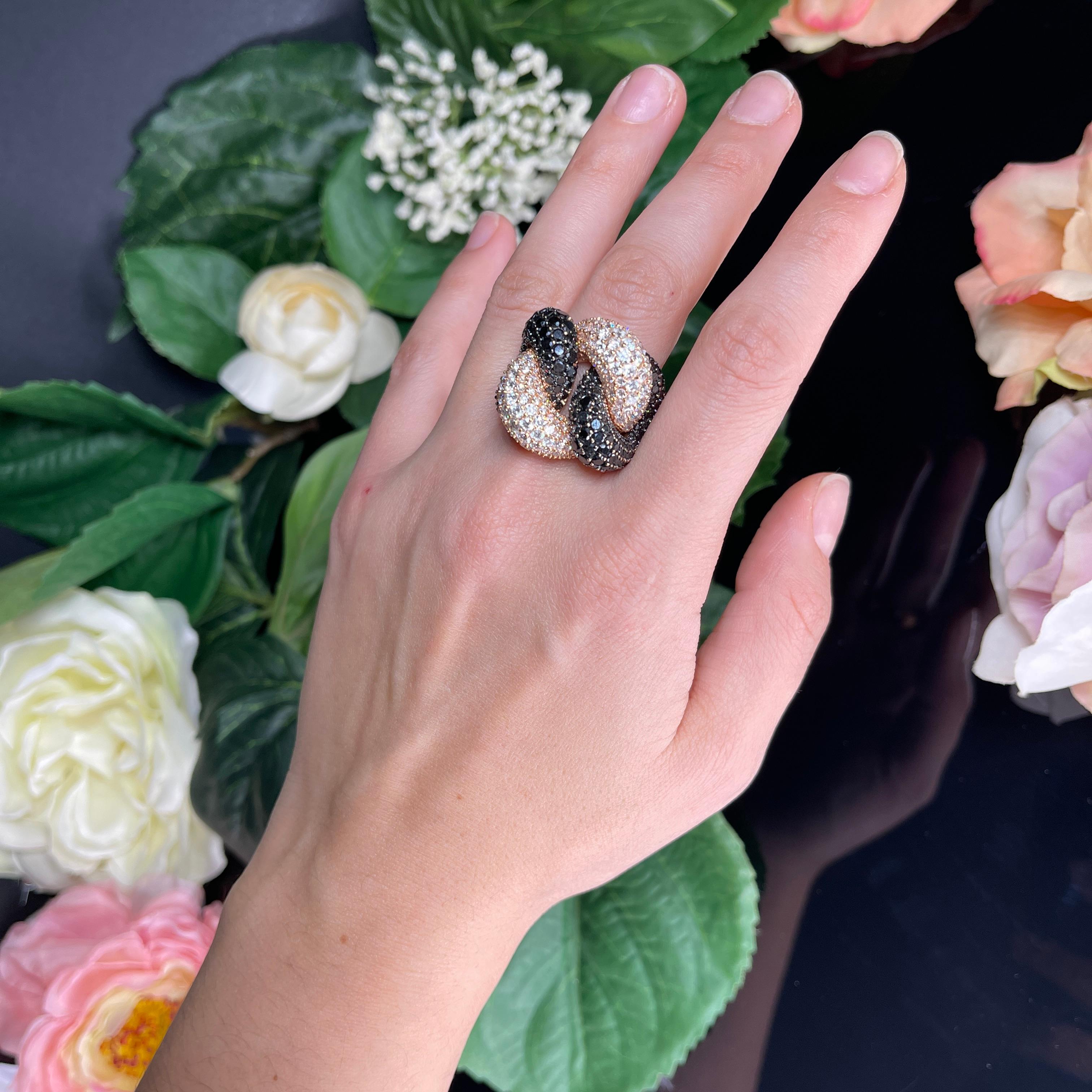 Iconico anello moderno in oro rosa con groumette e diamanti bianchi e neri da 7,87 carati in vendita 3