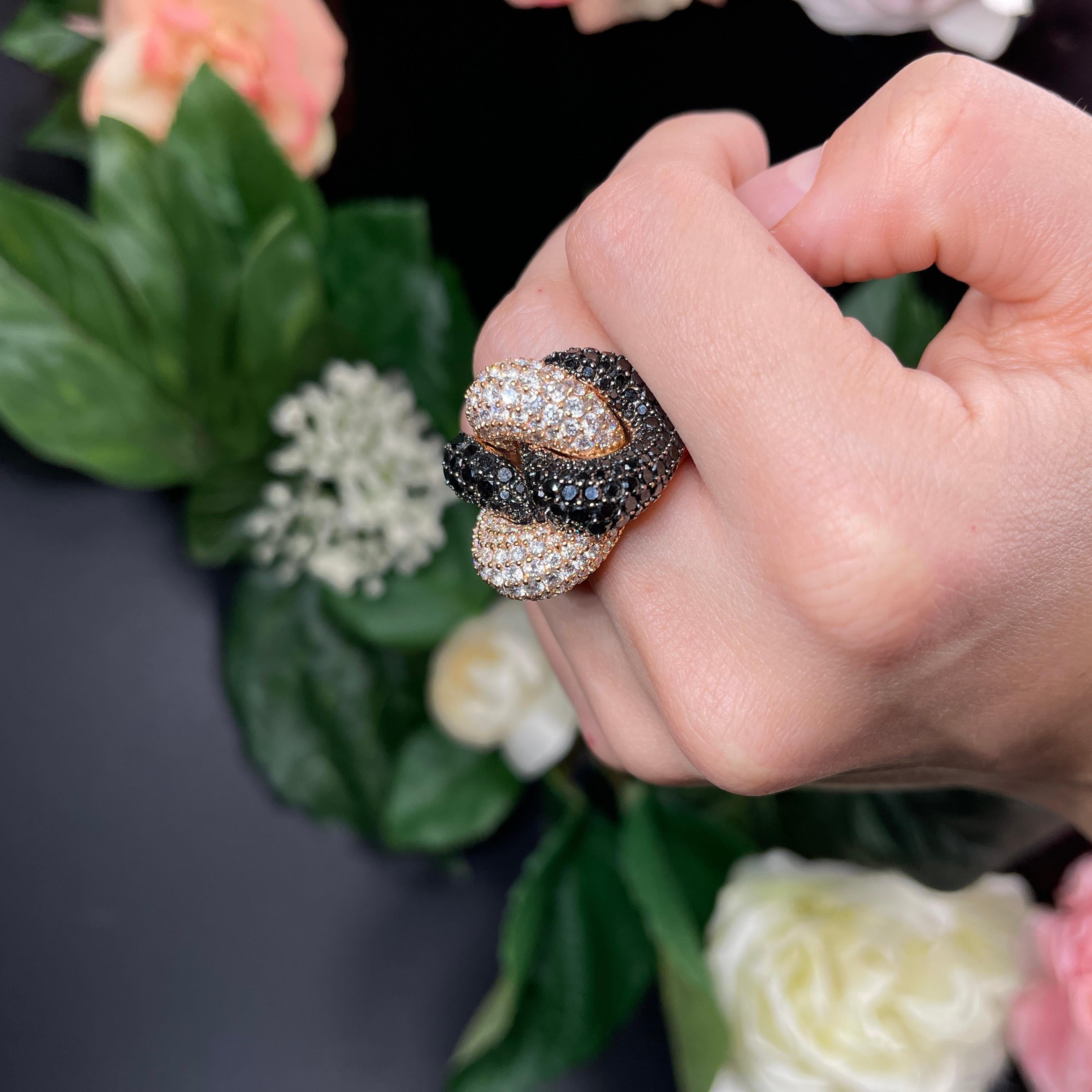 Iconico anello moderno in oro rosa con groumette e diamanti bianchi e neri da 7,87 carati in vendita 4