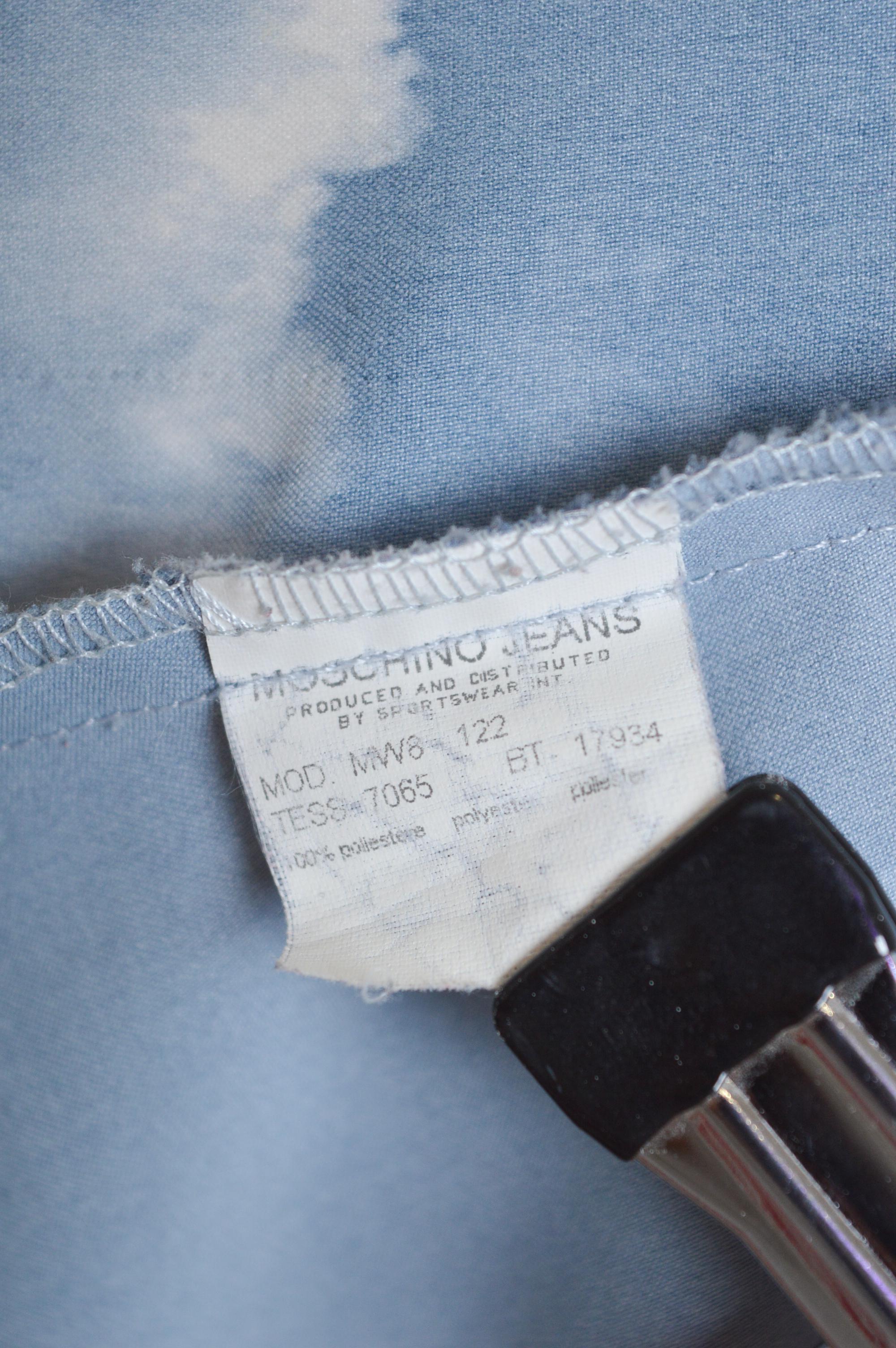 Iconica camicia a maniche lunghe Moschino anni '90 con stampa a motivo Sky Cloud, di colore grigio. in vendita 5