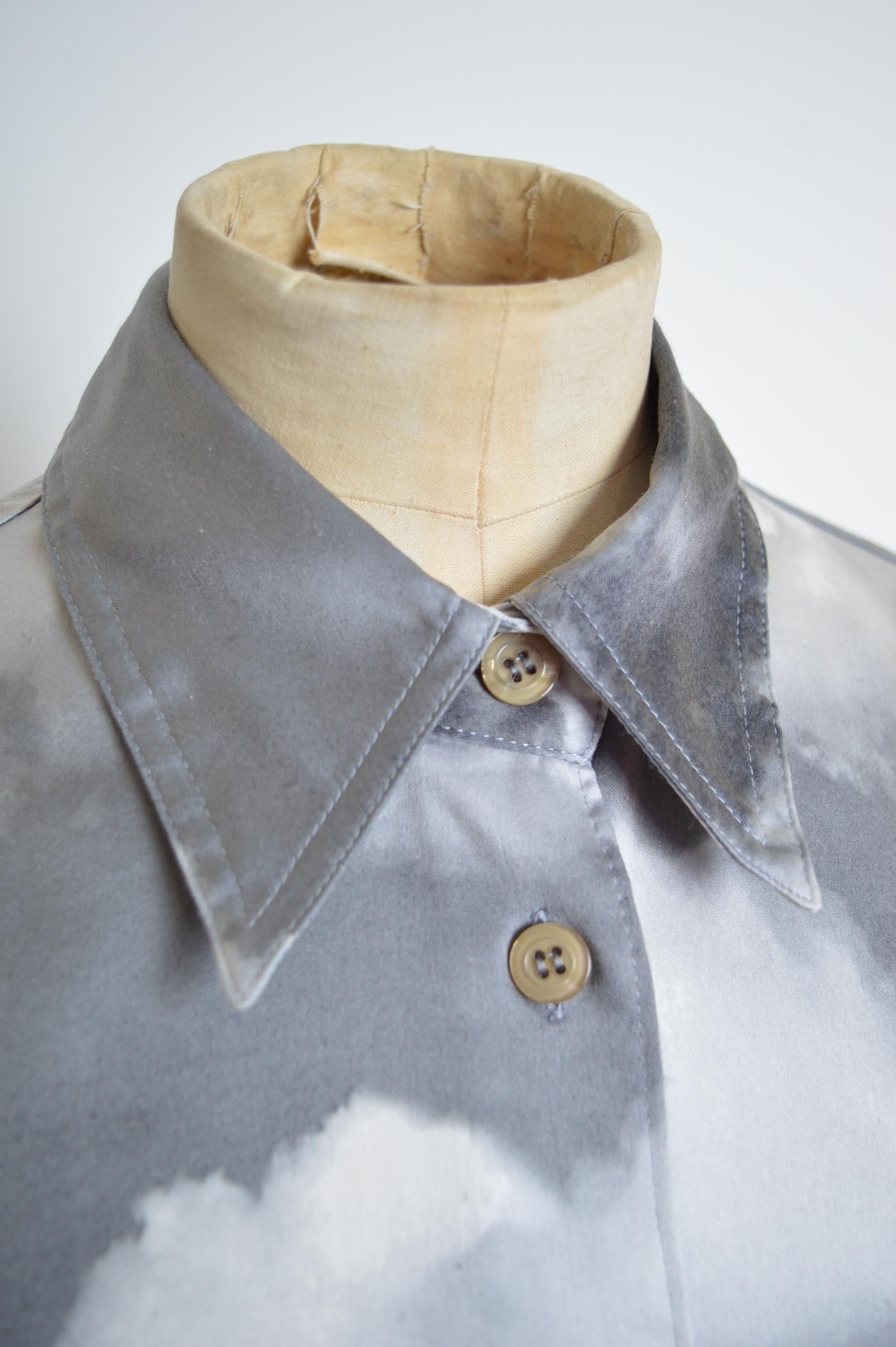 Grigio Iconica camicia a maniche lunghe Moschino anni '90 con stampa a motivo Sky Cloud, di colore grigio. in vendita