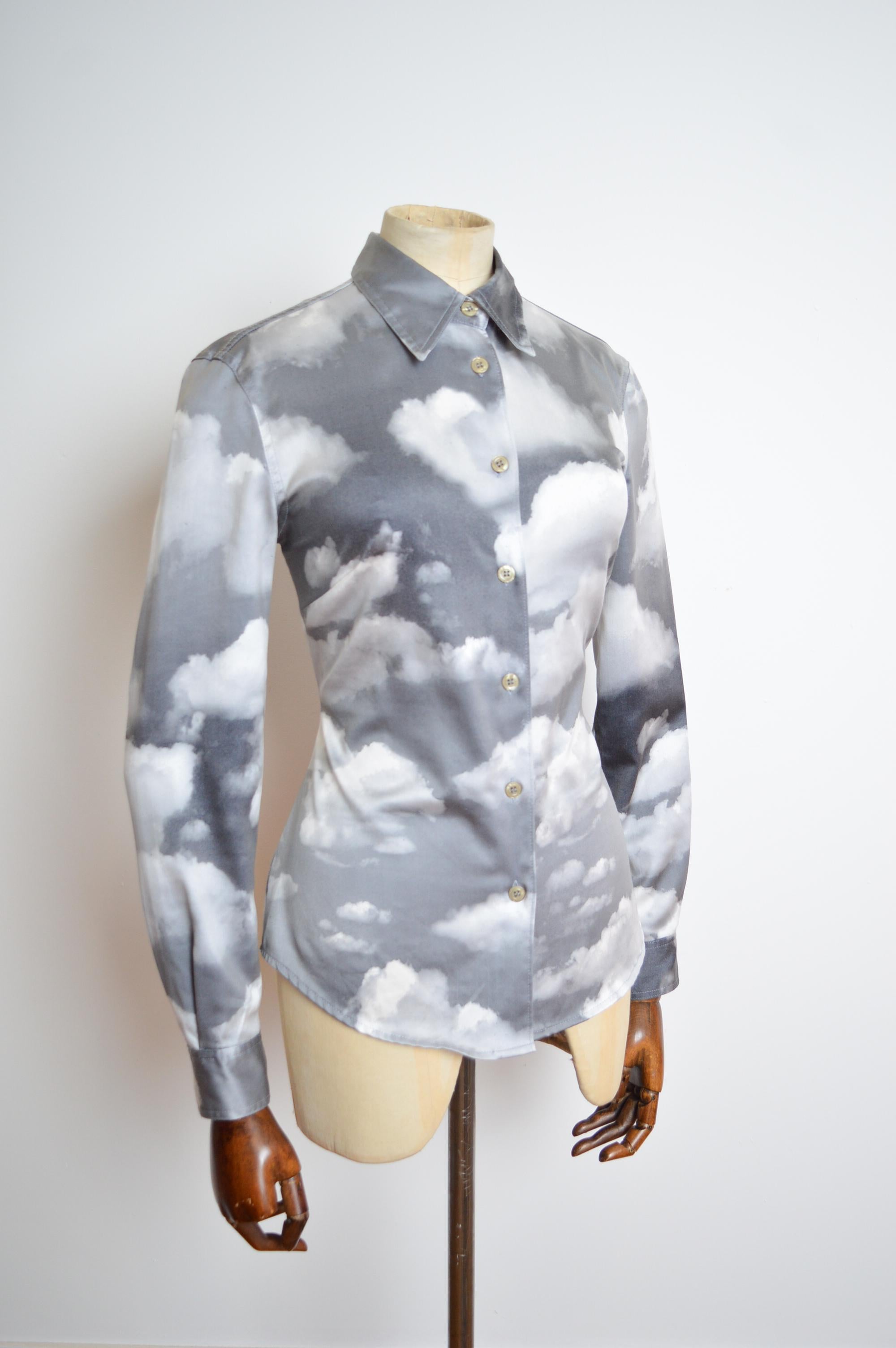 Iconica camicia a maniche lunghe Moschino anni '90 con stampa a motivo Sky Cloud, di colore grigio. In condizioni discrete in vendita a Sheffield, GB