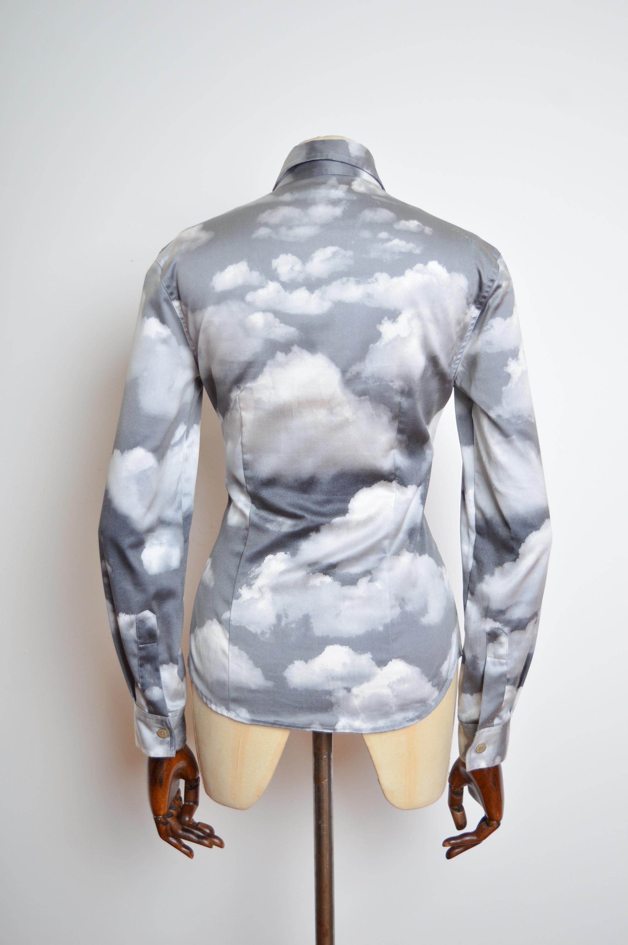 Iconica camicia a maniche lunghe Moschino anni '90 con stampa a motivo Sky Cloud, di colore grigio. in vendita 1