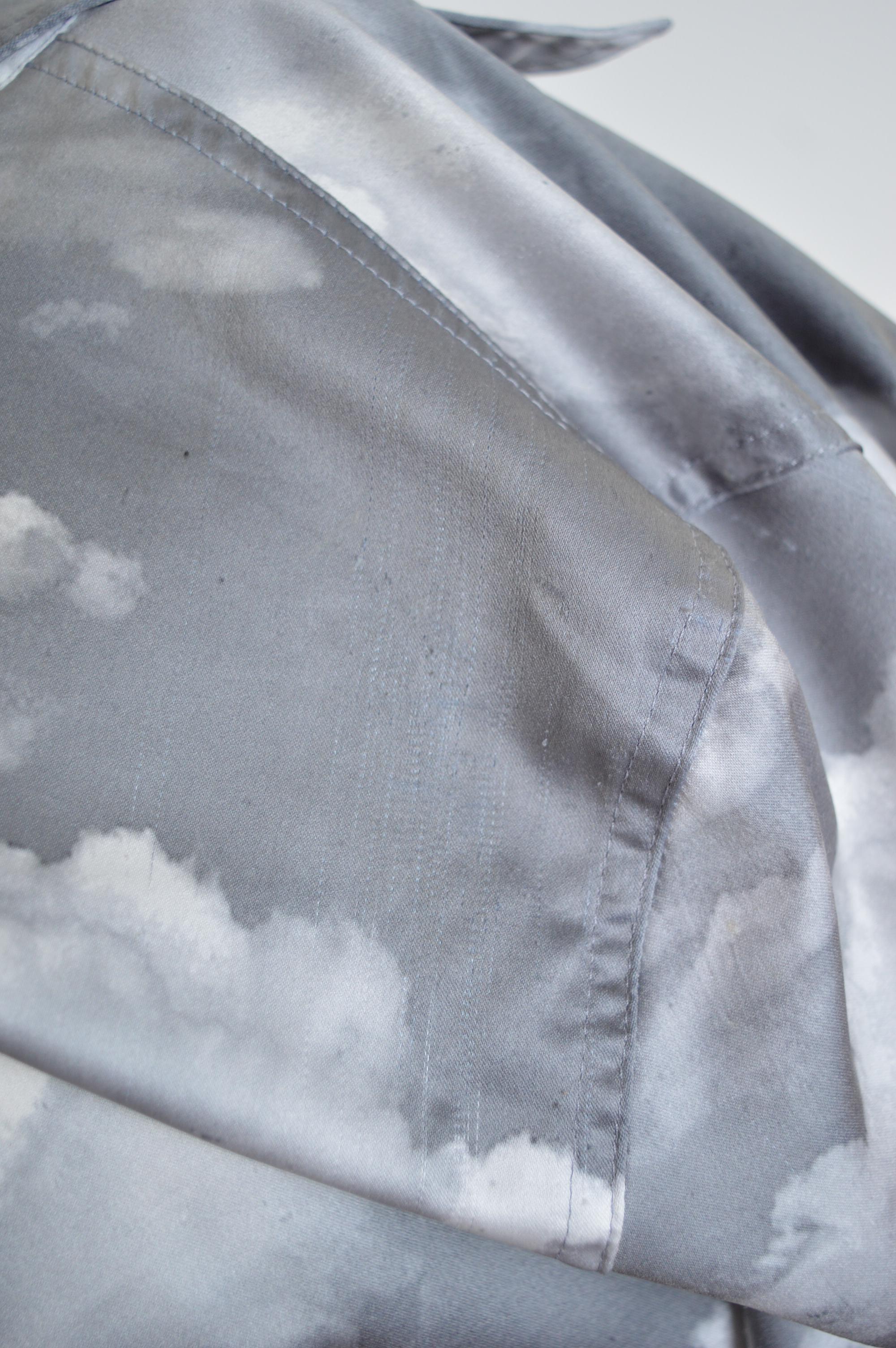 Iconica camicia a maniche lunghe Moschino anni '90 con stampa a motivo Sky Cloud, di colore grigio. in vendita 4