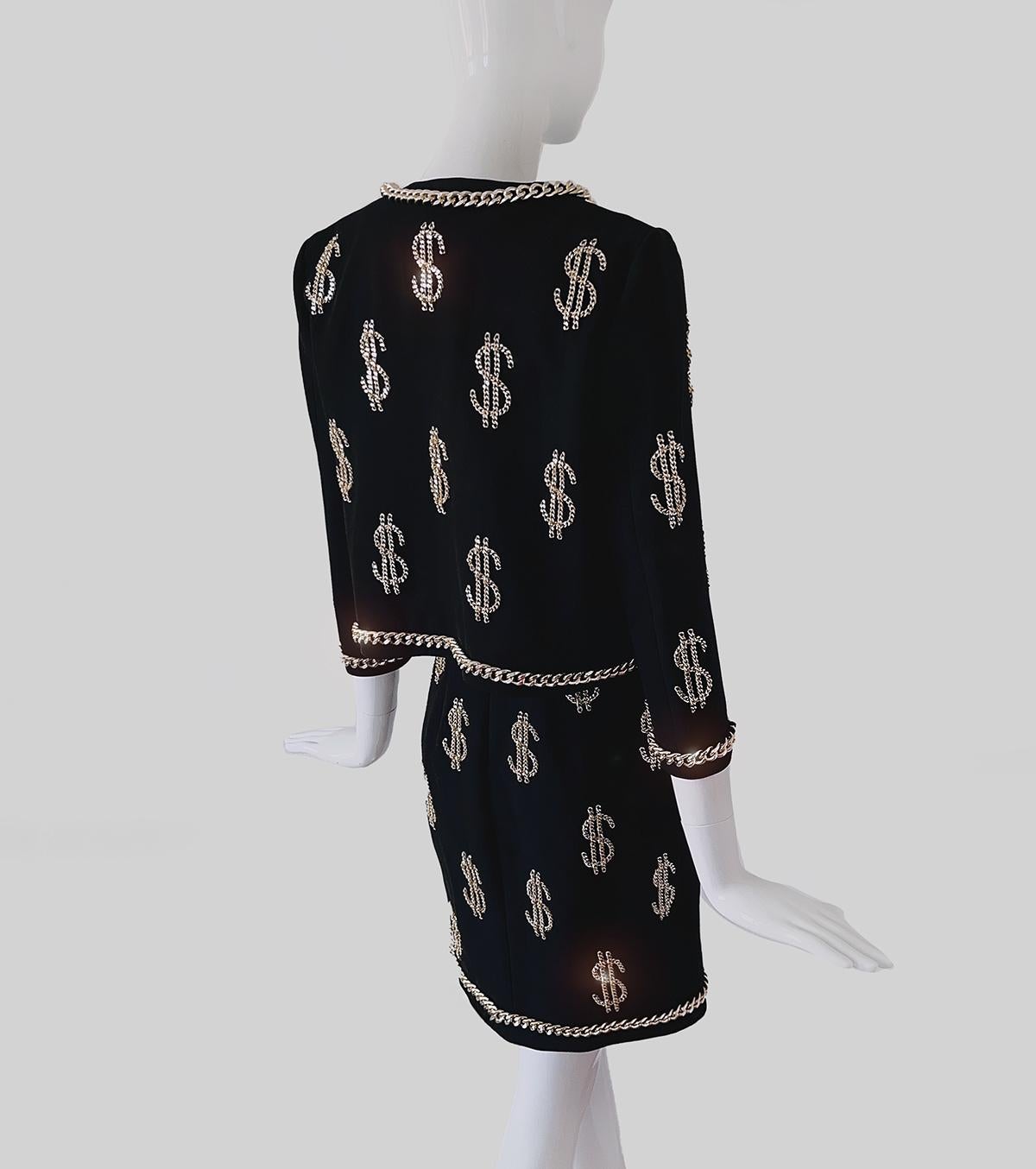 Ikonische MOSCHINO Couture Dollar Sign Ensembe Schwarzes Kleid Jacke Goldkette Set  im Angebot 7