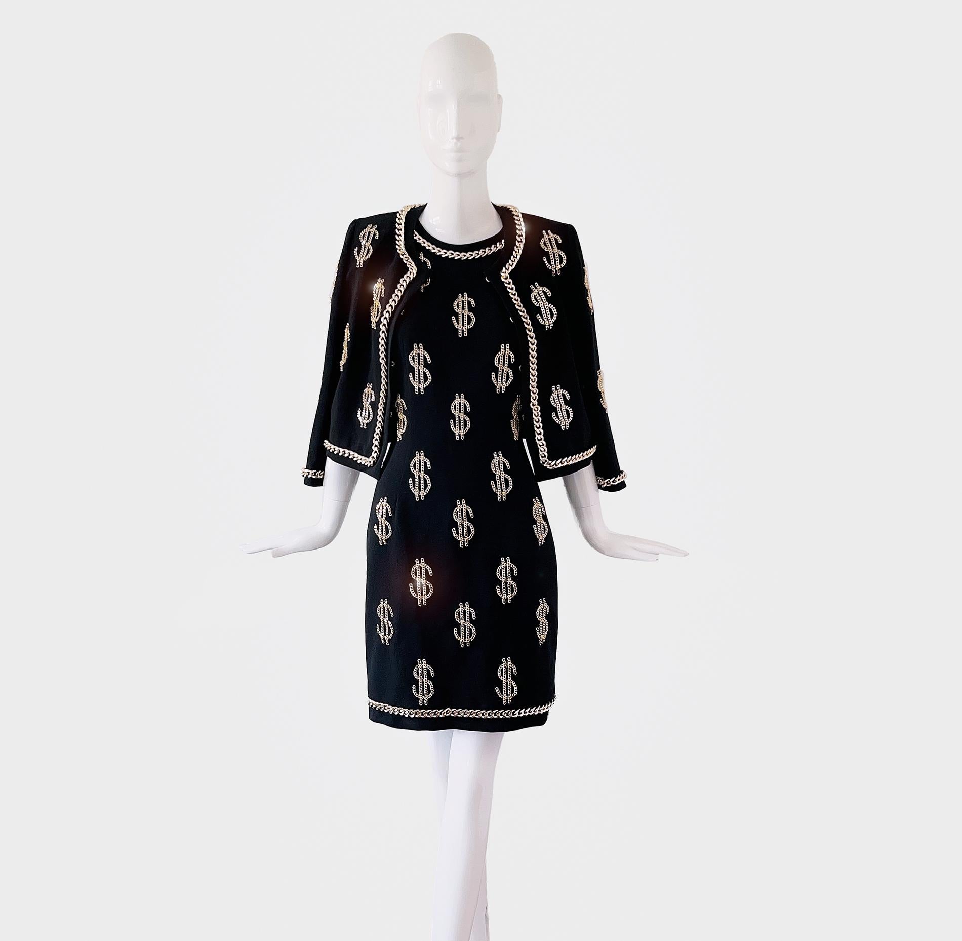 Ikonische MOSCHINO Couture Dollar Sign Ensembe Schwarzes Kleid Jacke Goldkette Set  im Angebot 6