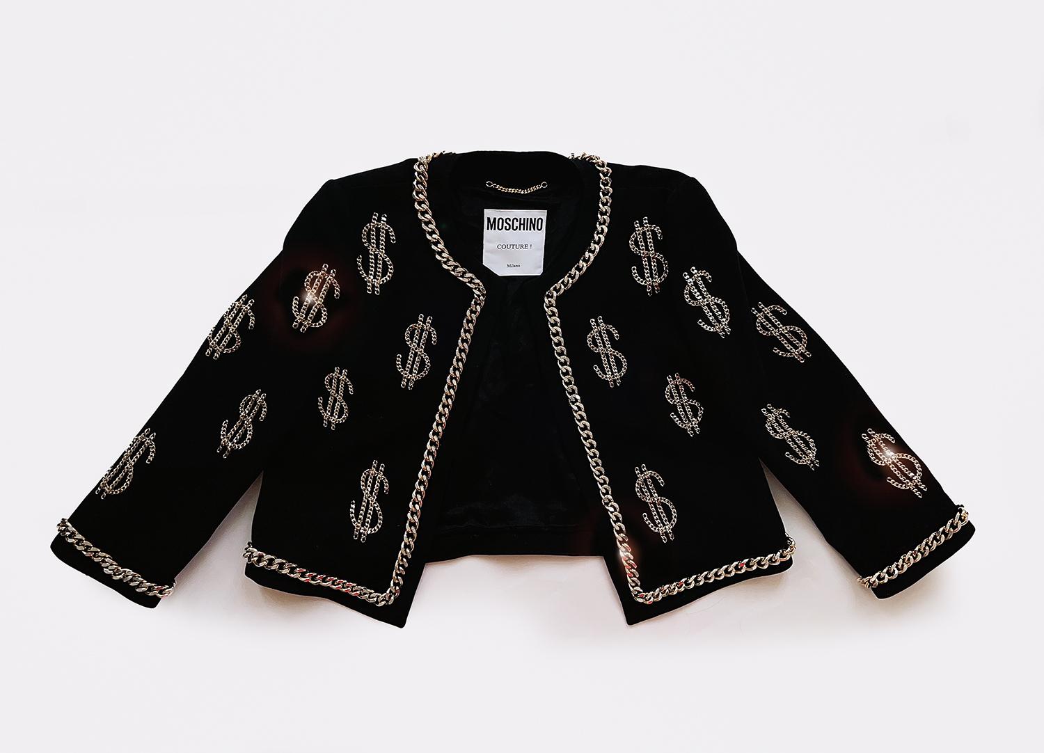 Ikonische MOSCHINO Couture Dollar Sign Ensembe Schwarzes Kleid Jacke Goldkette Set  im Zustand „Hervorragend“ im Angebot in Berlin, BE