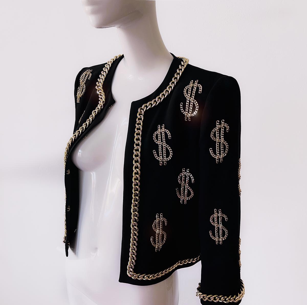 Ikonische MOSCHINO Couture Dollar Sign Ensembe Schwarzes Kleid Jacke Goldkette Set  im Angebot 3