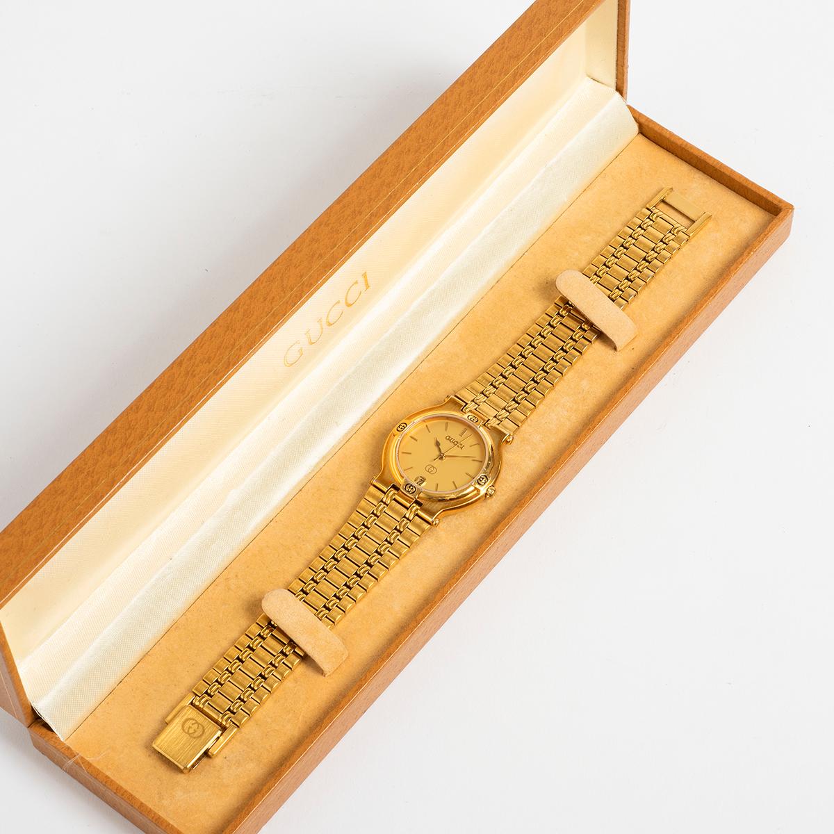 Our iconic neo vintage Gucci, reference 9200M , features a gold plated 32mm case and bracelet providing a vintage style for a man or lady who prefers a larger watch. The overall condition of this example is excellent with some patination and tarnish