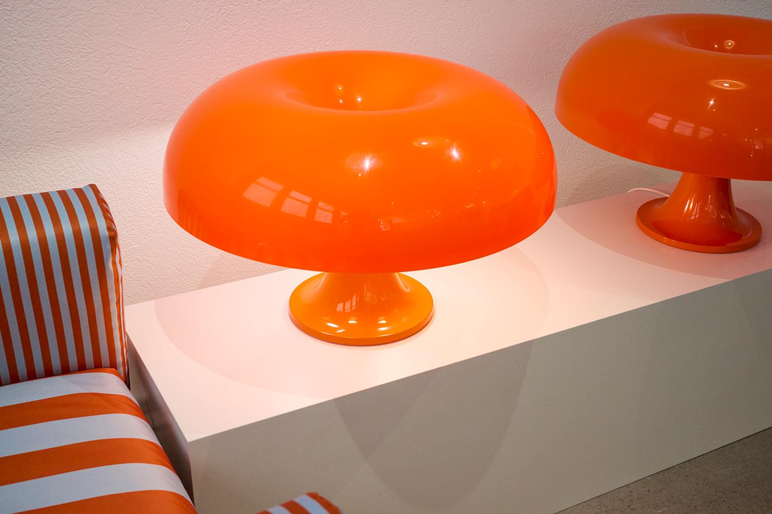 Illuminez votre espace avec l'étonnante lampe Nesso, conçue par Giancarlo Mattioli en 1967. Cette pièce emblématique est une marque de fabrique du design italien, célébrée pour sa forme organique unique et son esthétique ludique. Fabriquée en