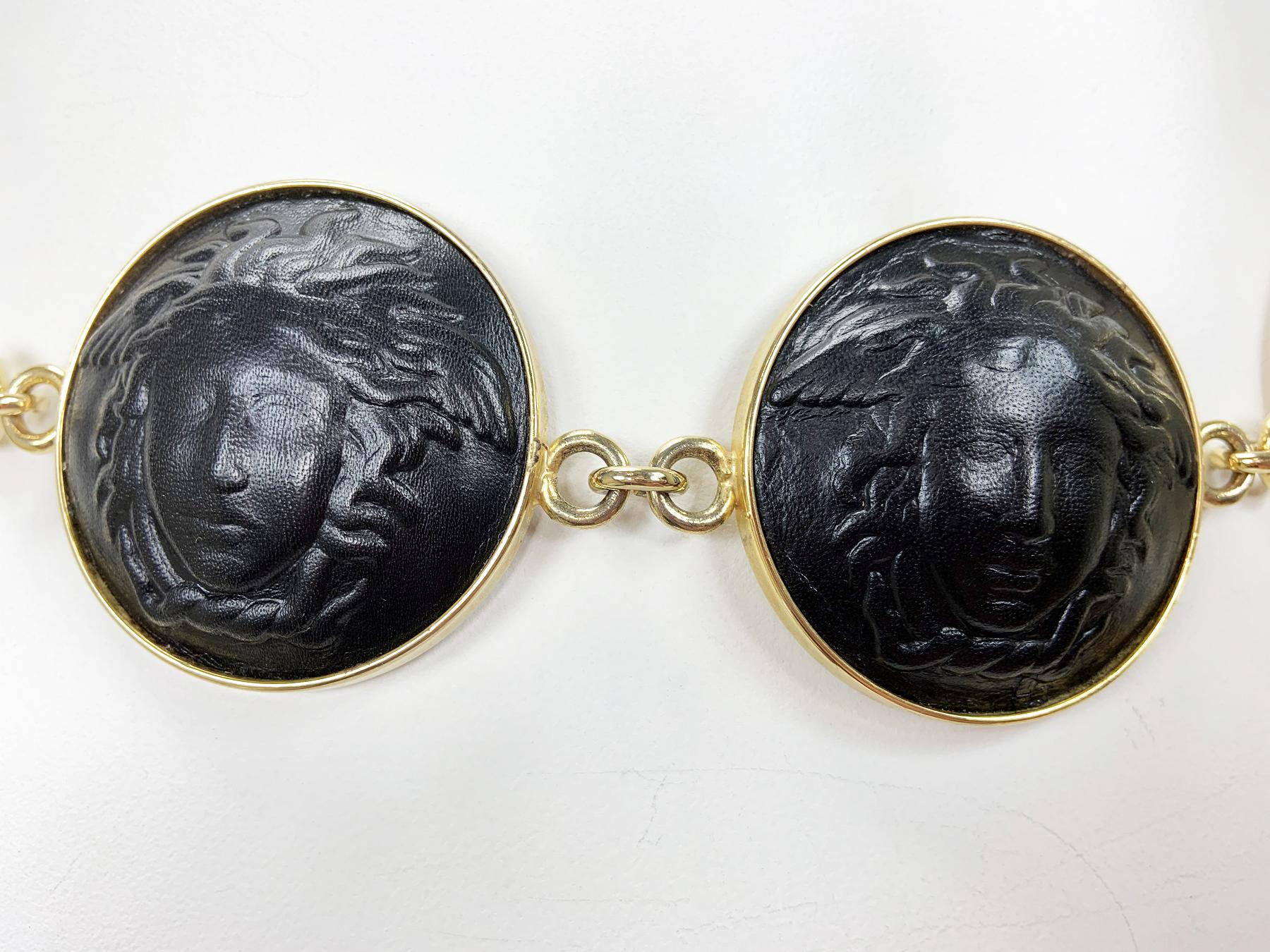 Iconique et nouveau collier / ceinture Medusa en cuir noir et or de Gianni Versace, 1991  en vente 1