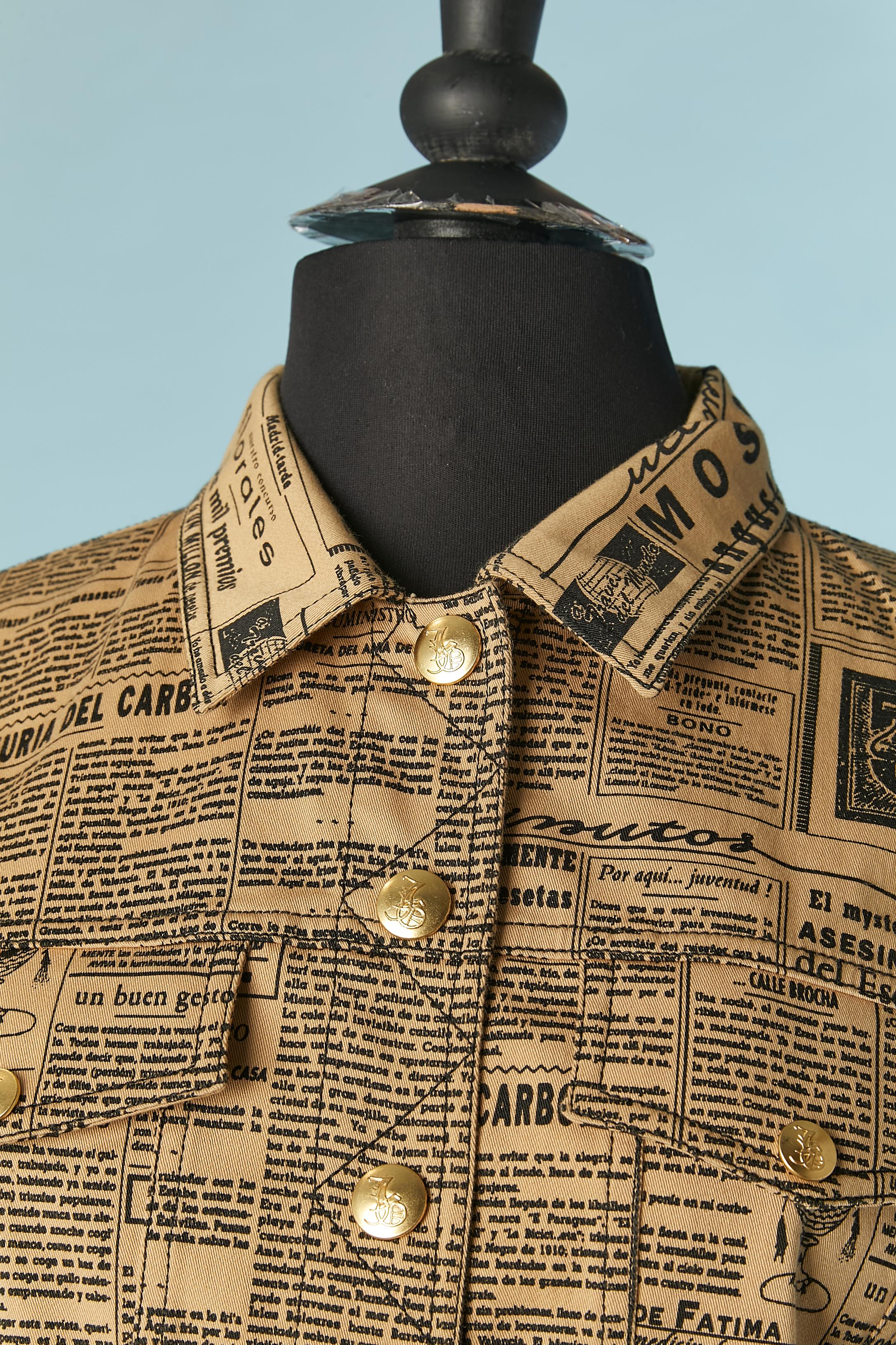 Iconic Newspaper print cotton single breasted jacket. 
Branded snap closure. Pockets on both side on the breast. 
SIZE 42 (Fr) 8 (Us) 