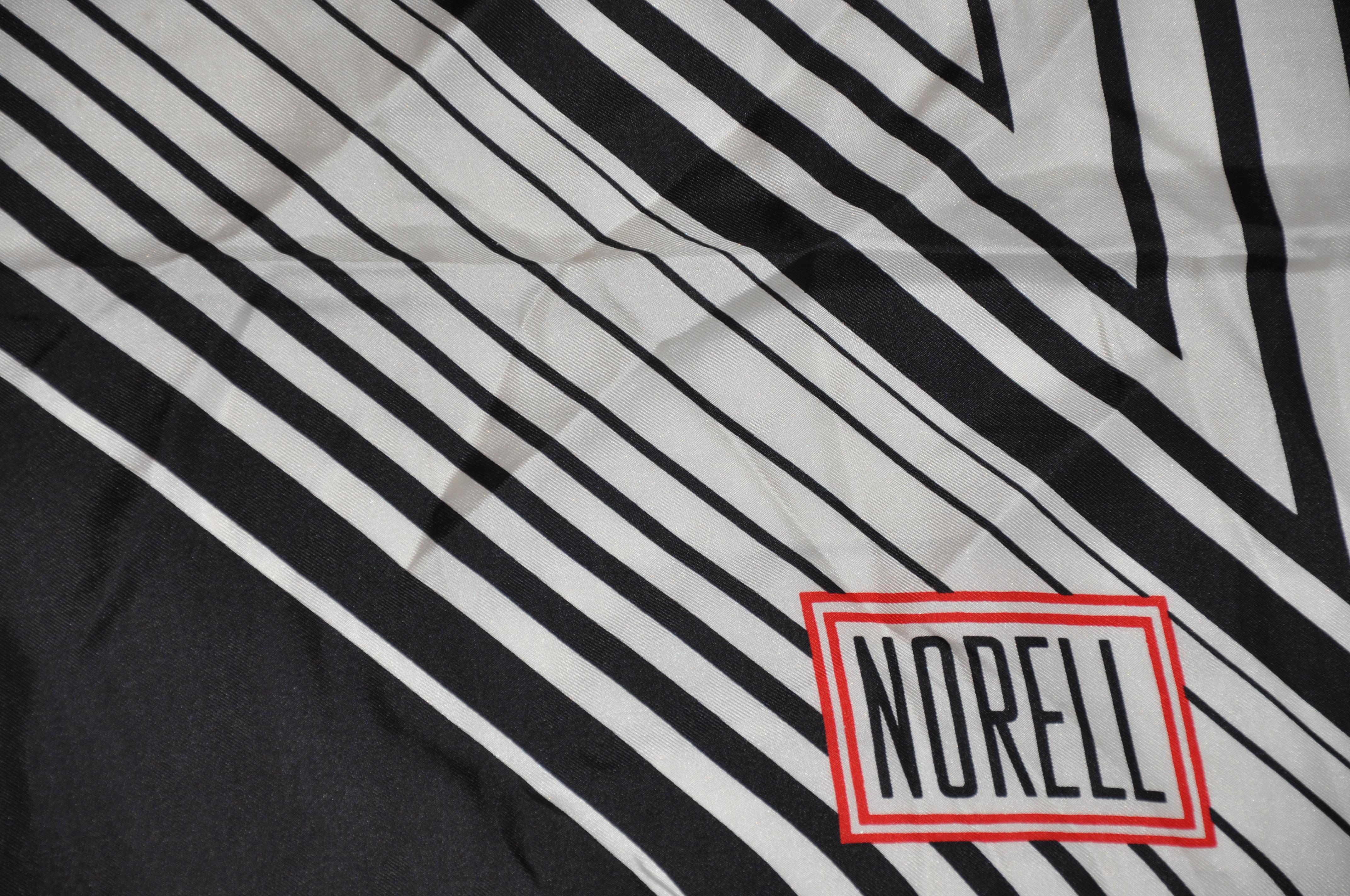       L'iconique foulard en soie noir et blanc de Norman Norell Signature, dont les bords ont été roulés à la main, mesure 26 pouces par 26 pouces. Fabriquées en Italie.