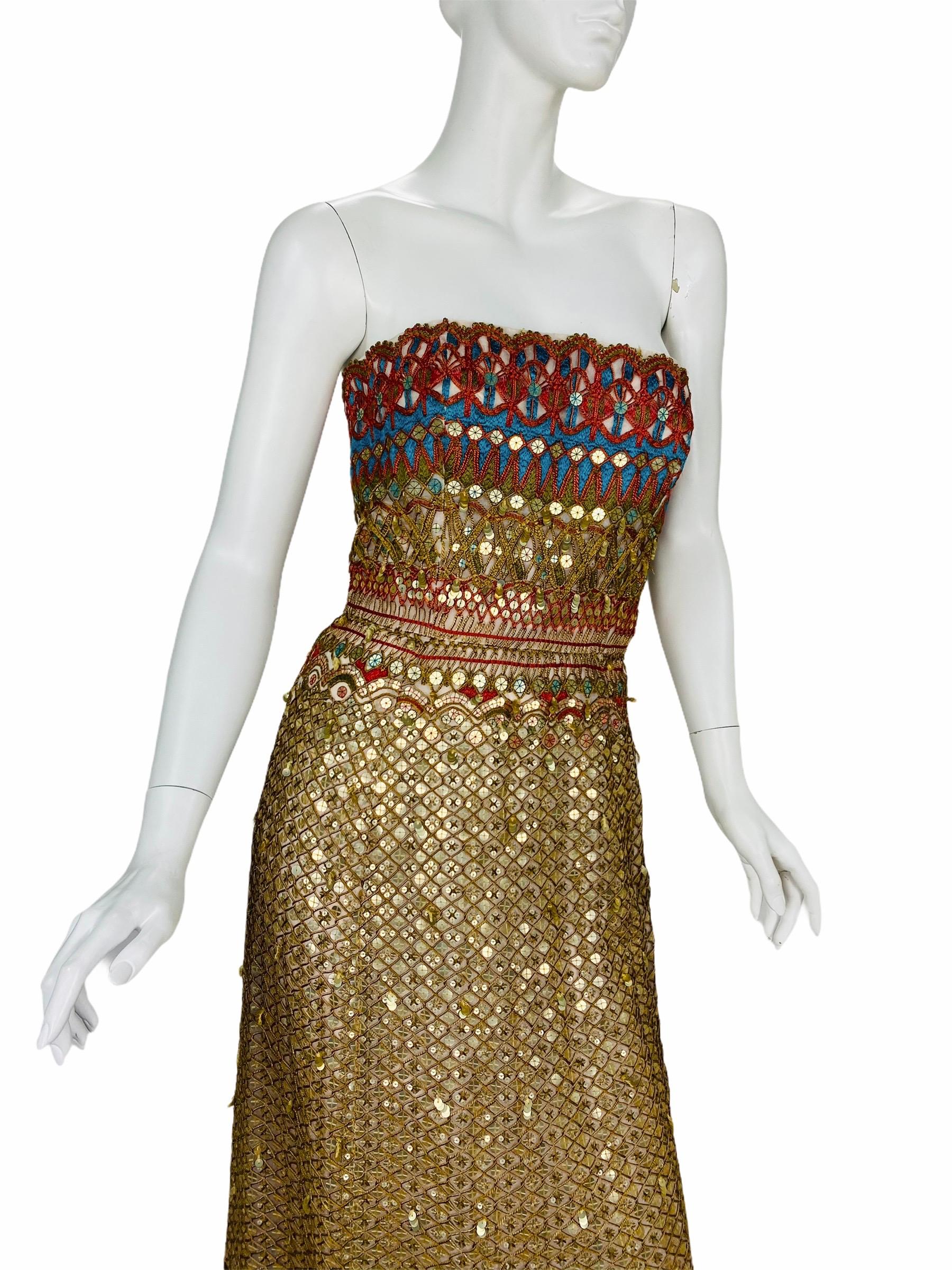 OSCAR DE LA RENTA

Embroidered and sequined evening gown.
Spring 2010, ready-to-wear.
The same gown was worn to the 2010 SAG Awards by Nicole Kidman.

Also, it was featured in SCAD Museum!

Extremely rare and highly collectible.

Size 6

Color: