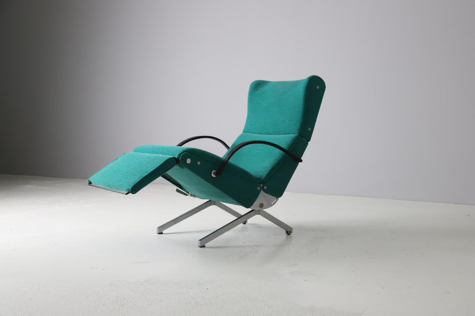 Iconic and all original P40 reclining lounge chair designed by architect and furniture designer Osvaldo Borsani and produced by Tecno, Italy 1954. This particular piece is from the 1960s
Features a more rare aluminum (un-lacquered) base and