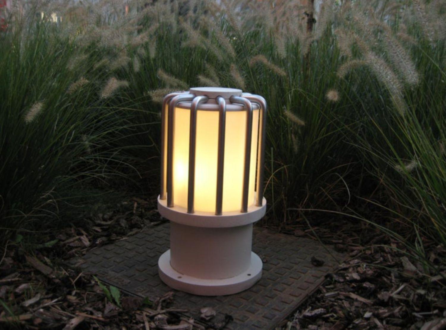 Cette lampe d'extérieur robuste et emblématique de DZ licht GmbH est composée d'aluminium peint en peinture texturée, d'une grille RSV et d'un diffuseur en Polycarbonate. Elle offre une distribution lumineuse très chaleureuse sur 360 degrés. 
Nous