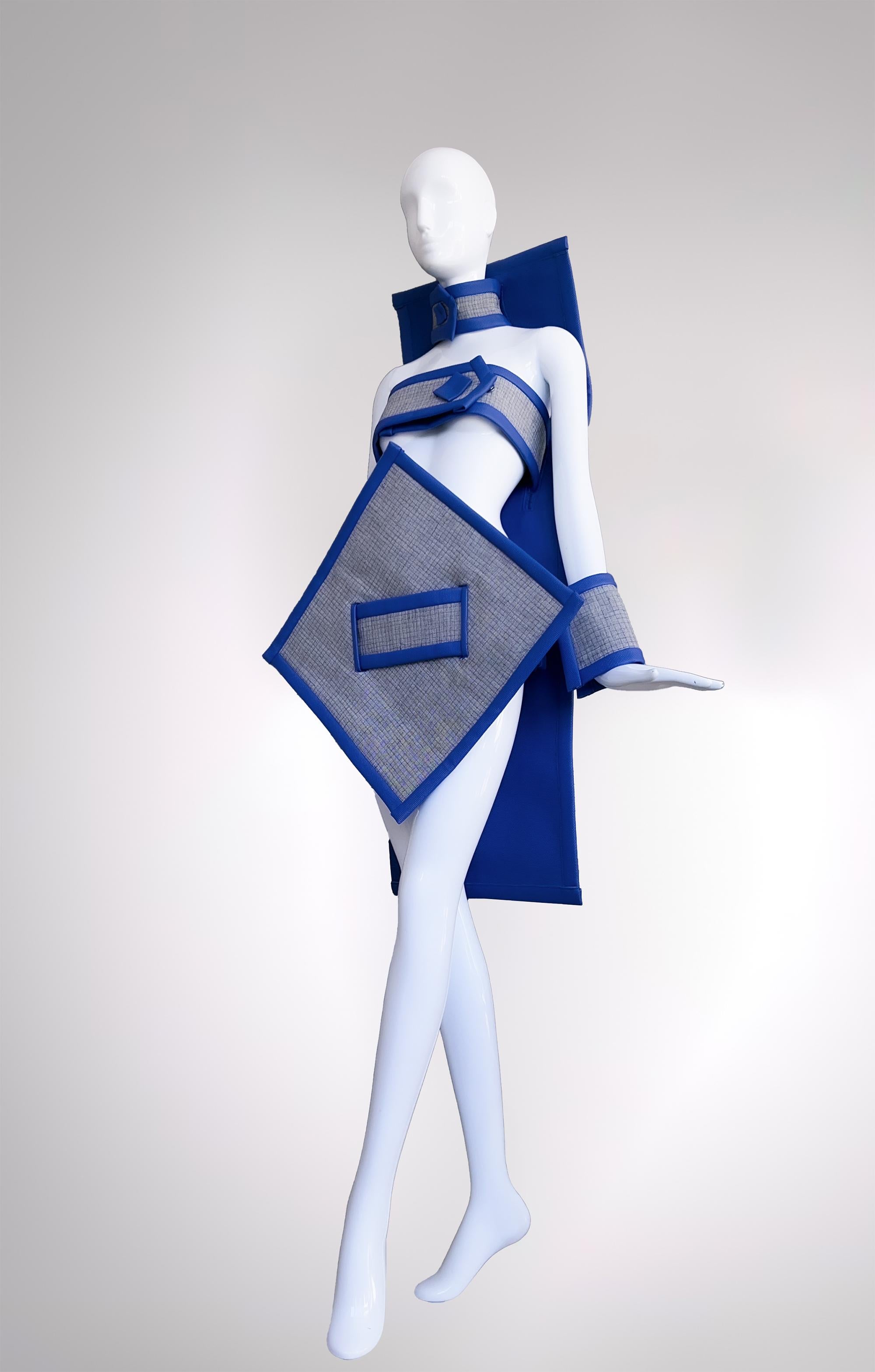 Un Look de Alta Costura FUERA DE ESTE MUNDO.
Espectacular pieza extremadamente rara de la historia de la moda, un tesoro único.

La Colección KIT 1985/1986 de Paco Rabanne personificó su enfoque de diseño vanguardista y futurista. Conocido por su