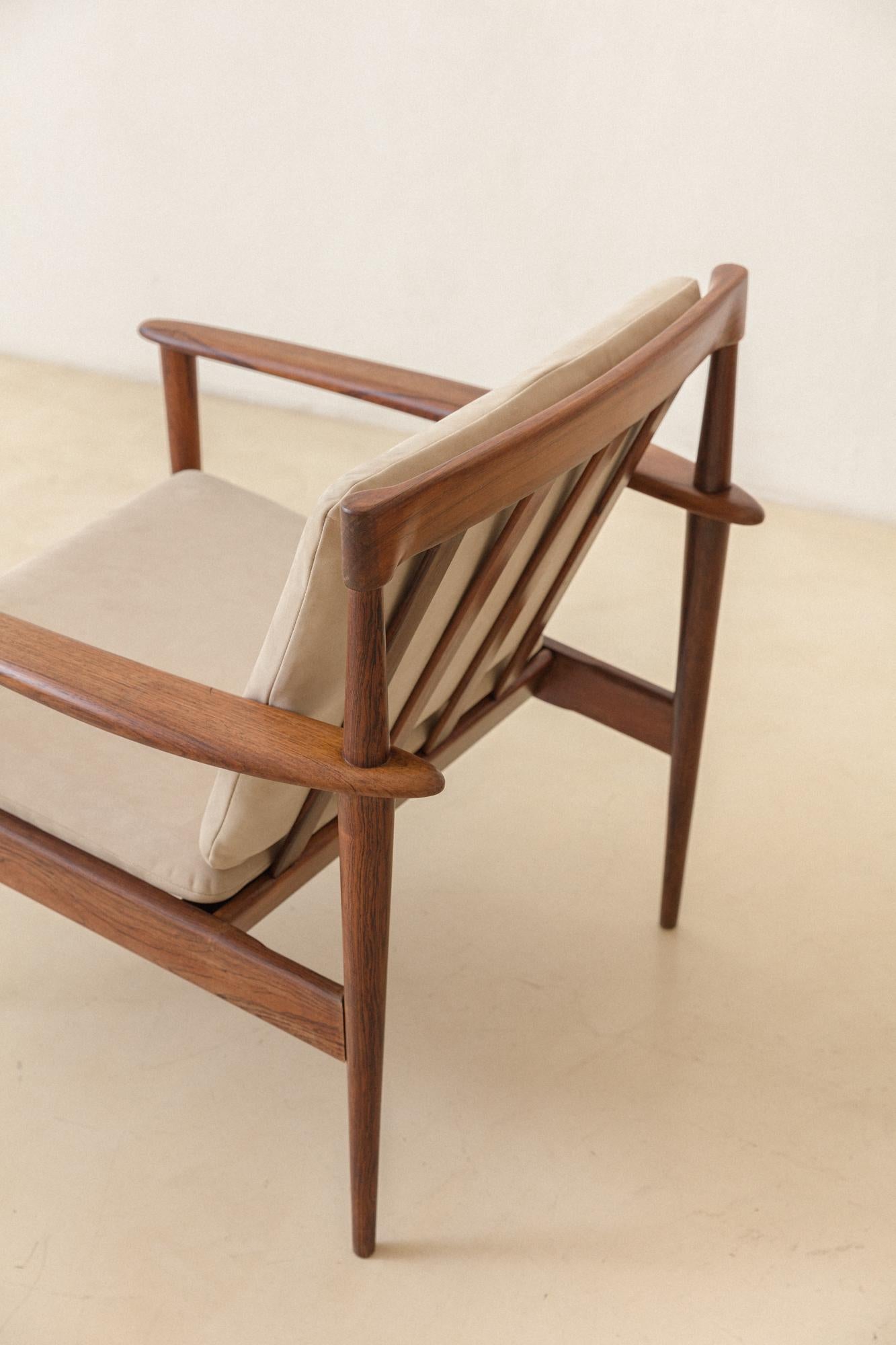 Paire de fauteuils emblématiques de Rino Levi, vers 1950, design brésilien du milieu du siècle dernier en vente 2