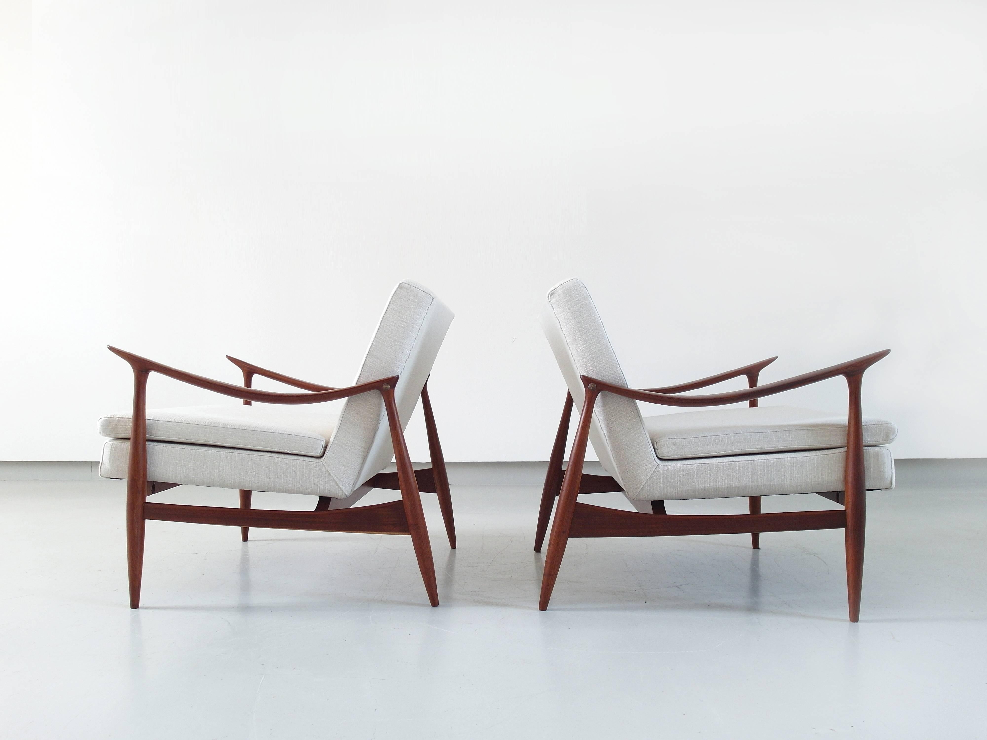 Exceptional pair of 1960s edition sculptural Dinamarquesa lounge chairs designed by Brazil’s modernist master Jorge Zalszupin, Brazil, 1959.
Inspired in the classic line of modern Danish furniture design, Jorge Zalszupin launched the Dinamarquesa